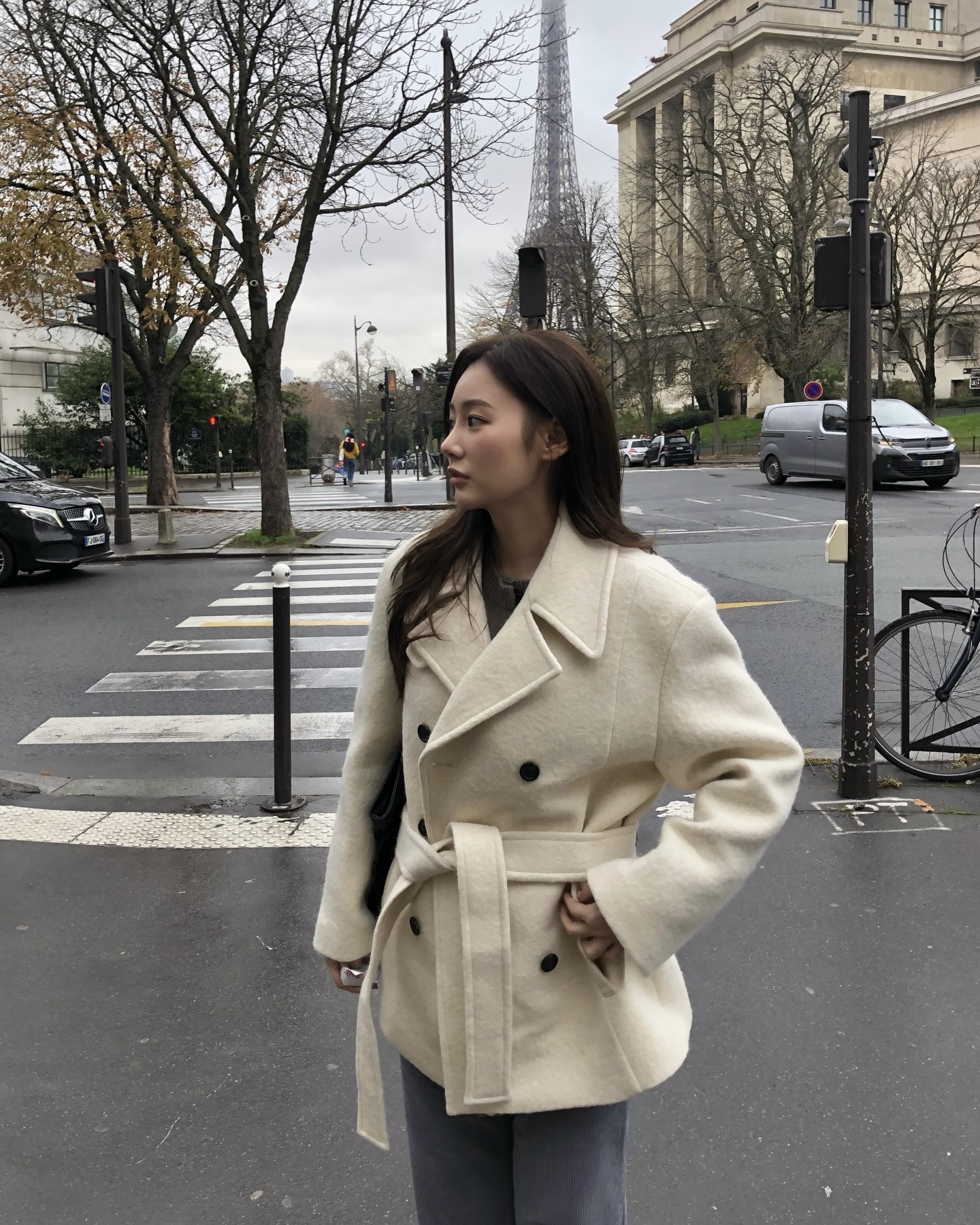 예쁜 비율 만들어주는 하프코트🩶
가볍게 걸치고도 비율은 딱 정리되는 느낌🪞✨

하프코트는 롱코트보다 가볍게 걸치기 좋아 손이 자주 가는 아우터입니다. 힙을 살짝 덮는 기장이라 비율이 자연스럽게 정리되고, 무겁지 않게 떨어지는 실루엣 덕분에 활용도가 높은데요. 데님은 물론 스커트까지 어렵지 않게 소화할 수 있습니다.

데님 팬츠에 매치하면 캐주얼한 룩으로, 스커트에 부츠를 더하면  페미닌 무드로 스타일링할 수 있습니다. 한 벌로 분위기 전환이 쉬운 하프코트, 이번 시즌 데일리 아우터로 참고해보세요. 이미지3