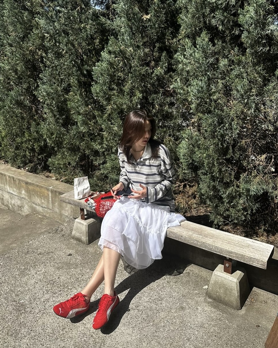 천국도행 주인공은 최미나수🏝️
사복까지 센스 넘치는 최미나수의 무한 매력💘✨

솔로지옥 시즌 5에서 화제의 중심에 선 인물, 최미나수입니다. 일리노이 대학교 출신으로 현재 뷰티 브랜드에서 인턴으로 일하고 있습니다. 솔직한 스타일로 매회 반응을 끌어내며, 특유의 밝은 에너지로 존재감을 확실히 남기고 있죠.

방송에서의 스타일링은 물론, 실제 사복도 캐주얼한 아이템을 깔끔하게 소화해 패션 센스까지 눈에 띄는데요. 내일 공개되는 회차에서, 최미나수는 누구와 천국도에 가게 될지 기대를 모으고 있습니다. 이미지8