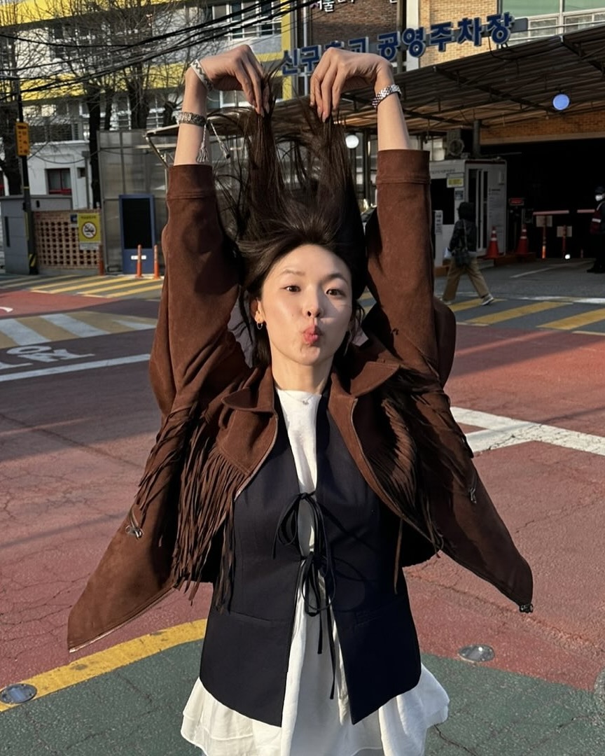 천국도행 주인공은 최미나수🏝️
사복까지 센스 넘치는 최미나수의 무한 매력💘✨

솔로지옥 시즌 5에서 화제의 중심에 선 인물, 최미나수입니다. 일리노이 대학교 출신으로 현재 뷰티 브랜드에서 인턴으로 일하고 있습니다. 솔직한 스타일로 매회 반응을 끌어내며, 특유의 밝은 에너지로 존재감을 확실히 남기고 있죠.

방송에서의 스타일링은 물론, 실제 사복도 캐주얼한 아이템을 깔끔하게 소화해 패션 센스까지 눈에 띄는데요. 내일 공개되는 회차에서, 최미나수는 누구와 천국도에 가게 될지 기대를 모으고 있습니다. 이미지9