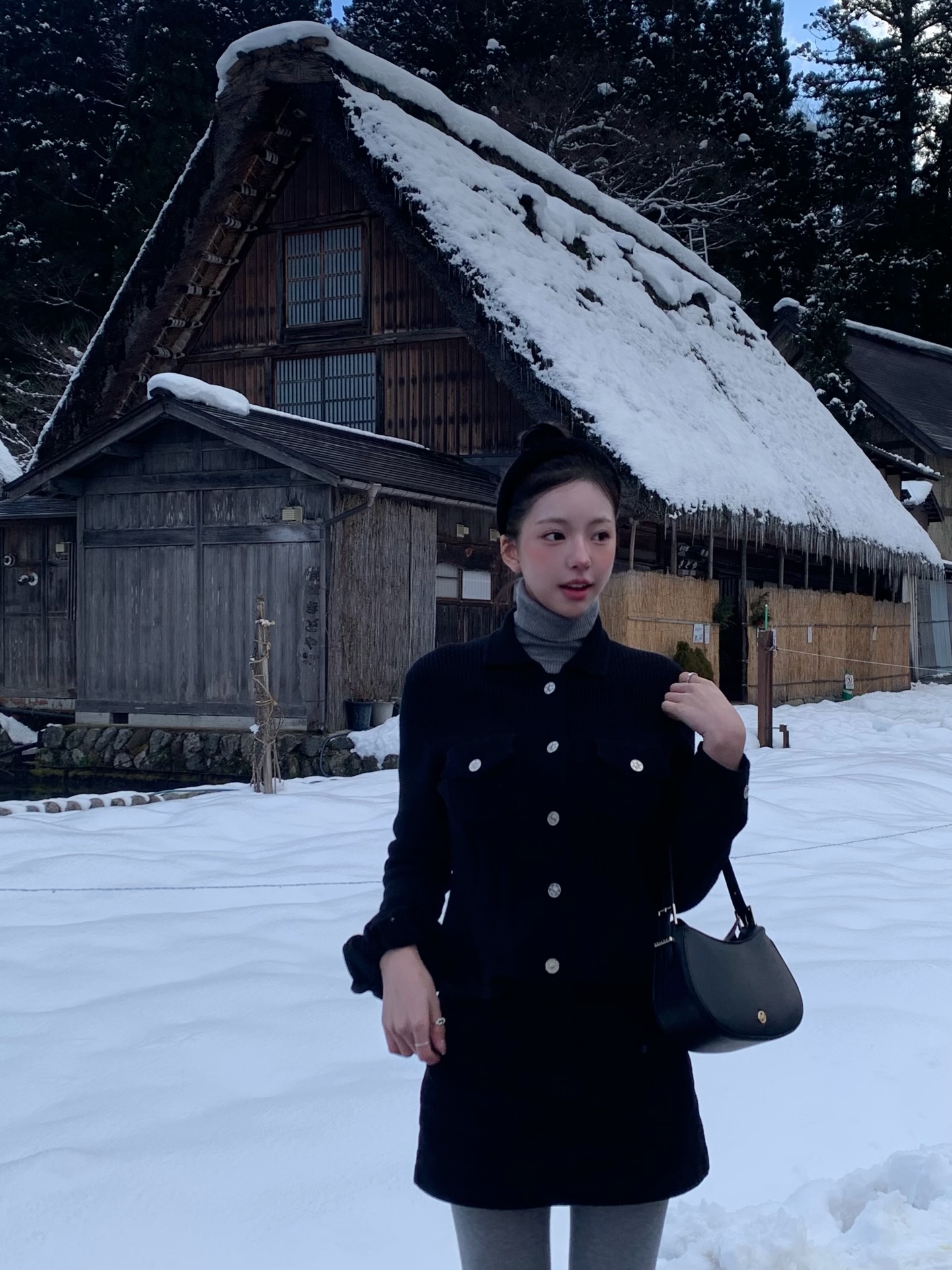 오늘 코디, 어떻게 살려볼까? 👀
컬러 스타킹으로 하의 스타일링 완성도를 끌어올려 보자🤎🩶

컬러 스타킹 활용법 참고해 보세요.

1. 브라운 스타킹
브라운 특유의 따뜻한 색감이 블랙보다 부드럽고, 계절감 있는 연출이 가능하죠. 비슷한 톤의 옷을 매치하면 깔끔하게 정리돼 데일리부터 포멀한 룩까지 다양하게 활용하기 좋습니다.

2. 그레이 스타킹
그레이 스타킹은 톤에 따라 분위기가 달라지는데요. 라이트 그레이는 룩에 가벼움을 더하고, 다크 그레이는 차분하면서도 세련된 무드를 더해줍니다. 블랙 스타킹이 강하게 느껴질 때 입기 좋고, 룩을 단정하고 차분한 분위기로 정리해 줍니다.

3. 블랙 스타킹
블랙 스타킹은 실루엣을 또렷하게 잡아주며, 어떤 하의와도 잘 어울리죠. 특히 올블랙 스타일에 시스루 블랙 스타킹을 매치하면 시크하면서도 페미닌한 무드를 강조해 줍니다. 이미지5