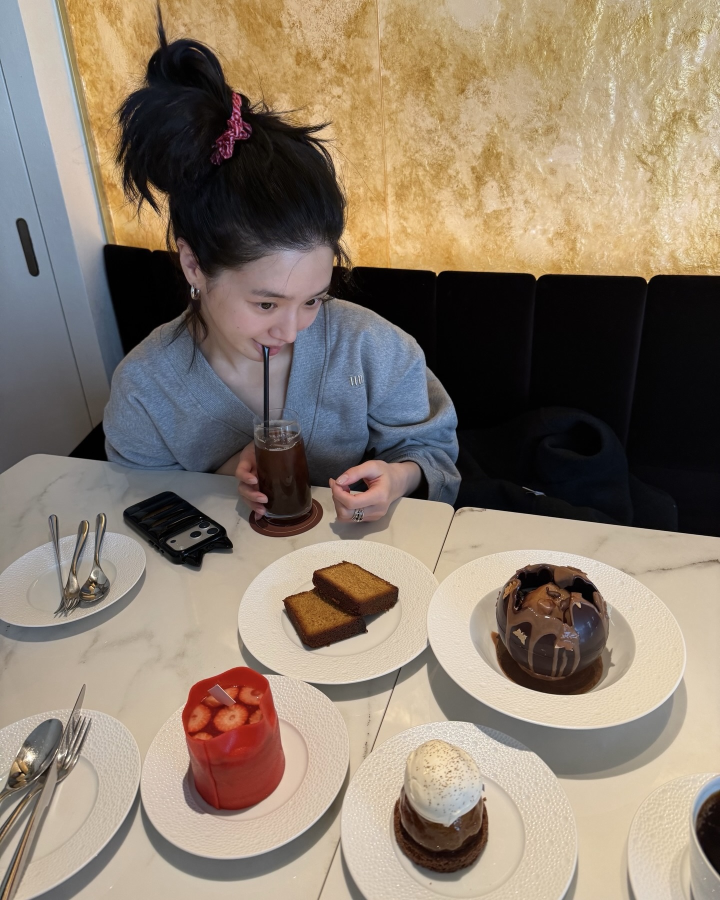 박규영 애착 머리끈 어디 거야?🎀 
팔에 껴도 포인트 되는 실크 헤어 스크런치🤍✨

박규영의 애착 머리끈으로 자주 보이는 스크런치, Slip의 제품입니다. Slip은 실크 베개 커버로 유명한 브랜드로, 스크런치에도 실크를 사용해 머리카락 자국과 손상을 줄여주는 것이 특징인데요.

스크런치는 머리를 묶었을 때 포인트가 되고, 팔에만 착용해도 액세서리처럼 활용할 수 있습니다. 코디가 심심한 날엔 컬러로 가볍게, 미니멀하게 정리하고 싶은 날엔 블랙으로 마무리해보세요. 이미지