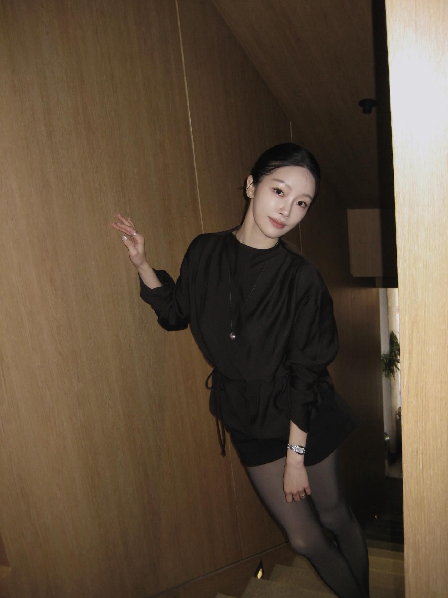 오늘 코디, 어떻게 살려볼까? 👀
컬러 스타킹으로 하의 스타일링 완성도를 끌어올려 보자🤎🩶

컬러 스타킹 활용법 참고해 보세요.

1. 브라운 스타킹
브라운 특유의 따뜻한 색감이 블랙보다 부드럽고, 계절감 있는 연출이 가능하죠. 비슷한 톤의 옷을 매치하면 깔끔하게 정리돼 데일리부터 포멀한 룩까지 다양하게 활용하기 좋습니다.

2. 그레이 스타킹
그레이 스타킹은 톤에 따라 분위기가 달라지는데요. 라이트 그레이는 룩에 가벼움을 더하고, 다크 그레이는 차분하면서도 세련된 무드를 더해줍니다. 블랙 스타킹이 강하게 느껴질 때 입기 좋고, 룩을 단정하고 차분한 분위기로 정리해 줍니다.

3. 블랙 스타킹
블랙 스타킹은 실루엣을 또렷하게 잡아주며, 어떤 하의와도 잘 어울리죠. 특히 올블랙 스타일에 시스루 블랙 스타킹을 매치하면 시크하면서도 페미닌한 무드를 강조해 줍니다. 이미지8