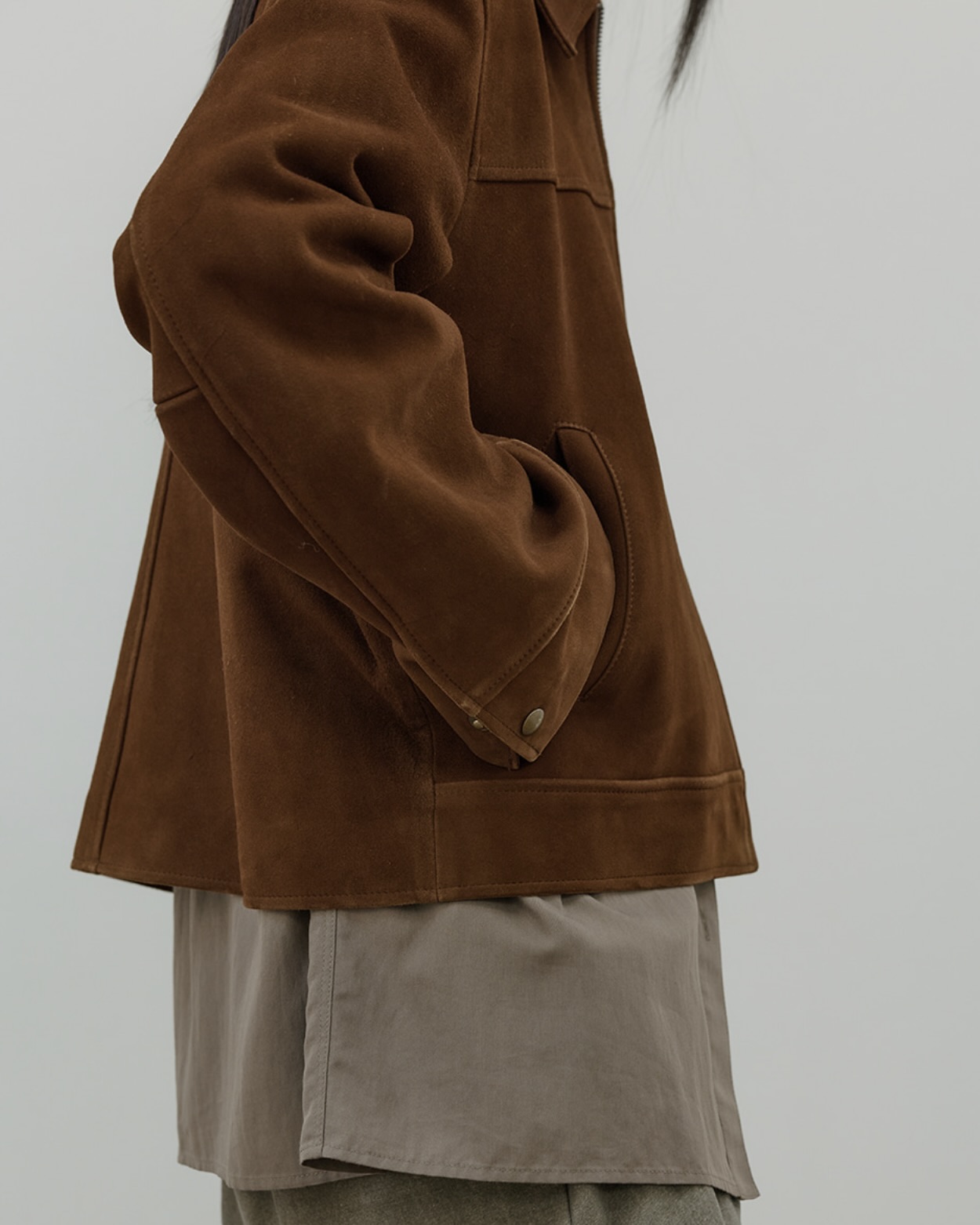 스웨이드 자켓 처음이라면,🤔
손민수 하기 좋은 이청아 자켓으로 시작해 보세요💡🐻

스웨이드 자켓을 아직 구입하지 못했다면, 이청아가 착용한 오에프씨 시프 스웨이드 집업 자켓을 참고해 보세요. 이태리 시프 스킨 스웨이드 소재로 부드럽고 고운 결감을 살렸으며, 가슴과 소매 절개 디테일로 고급스러운 포인트를 더했습니다.

올 화이트 룩에 스웨이드 재킷을 매치하면, 단조로운 코디에 은은한 질감과 컬러 포인트가 더해져 세련된 무드를 완성할 수 있죠. 미니멀한 디자인과 타임리스 실루엣으로 시간이 지나도 변치 않는 매력을 지닌 아이템입니다.

- 오에프씨 시프 스웨이드 집업 자켓, 57만 원대 이미지10