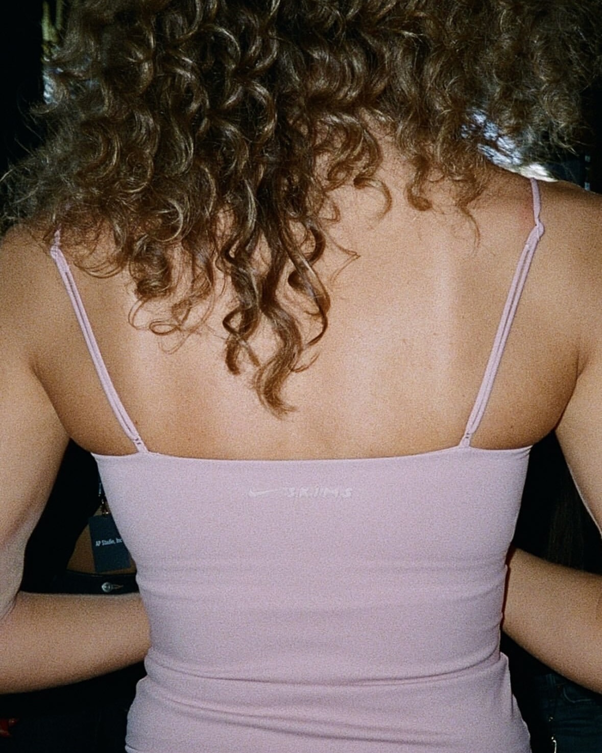 진짜 발레인들 존경을 표합니다🩷
리사 x 나이키스킴스 속 찐 발레인들의 포인을 아시나요?🩰

나이키와 스킴스의 2026 봄 컬렉션 모델로 블랙핑크 리사가 나섰습니다. 운동복과 현대적인 스타일을 결합해 발레복의 무드를 일상 패션으로 확장한 발레코어가 이번 캠페인의 핵심인데요. 세계적인 안무가 세르지오 레이스의 연출과 코레오그래피로, 전문 발레리나의 퍼포먼스가 더해져 아이템의 매력이 더욱 선명해집니다.

'밤의 여왕’ 아리아를 현대적으로 재해석한 음악 위에서 우아함과 강인함이 동시에 느껴지는 것도 포인트입니다. 자유롭게 움직이고 춤출 수 있는 착용감에 스타일까지 담아낸 이번 나이키스킴스 컬렉션은 2월 말에 만나볼 수 있습니다. 이미지9