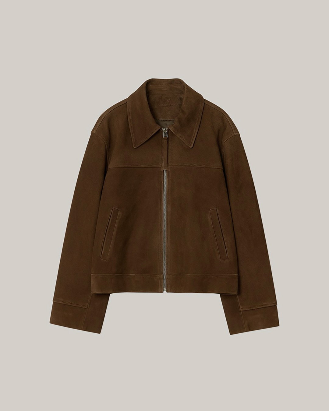 스웨이드 자켓 처음이라면,🤔
손민수 하기 좋은 이청아 자켓으로 시작해 보세요💡🐻

스웨이드 자켓을 아직 구입하지 못했다면, 이청아가 착용한 오에프씨 시프 스웨이드 집업 자켓을 참고해 보세요. 이태리 시프 스킨 스웨이드 소재로 부드럽고 고운 결감을 살렸으며, 가슴과 소매 절개 디테일로 고급스러운 포인트를 더했습니다.

올 화이트 룩에 스웨이드 재킷을 매치하면, 단조로운 코디에 은은한 질감과 컬러 포인트가 더해져 세련된 무드를 완성할 수 있죠. 미니멀한 디자인과 타임리스 실루엣으로 시간이 지나도 변치 않는 매력을 지닌 아이템입니다.

- 오에프씨 시프 스웨이드 집업 자켓, 57만 원대 이미지5