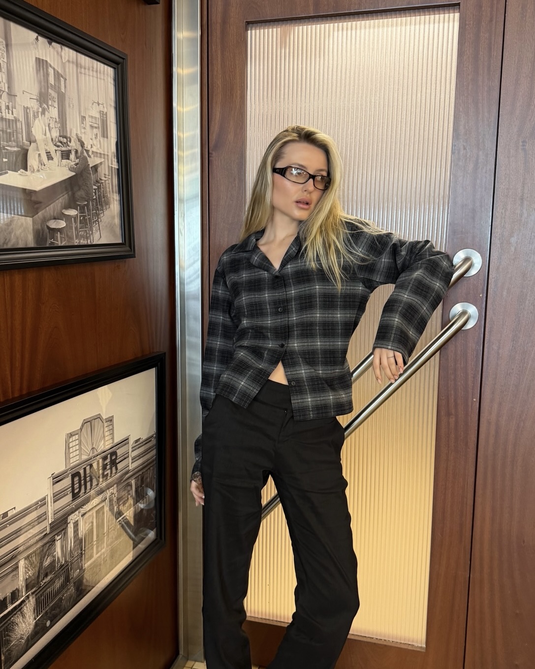 체크셔츠만 봐도 봄 냄새나🌷
셔츠 하나 가볍게 걸치고 산뜻하게 마무리하기👔🤍
체크셔츠는 하나만 있어도 스타일 폭이 넓은 아이템입니다. 단독으로 입으면 캐주얼한 데일리 룩이 되고, 티셔츠 위에 가볍게 걸치기에도 좋은데요. 체크 패턴 덕분에 시선이 분산돼 실루엣이 정돈돼 보이는 것도 장점이죠.
데님과 매치하면 클래식하게, 화이트 팬츠와 매치하면 더 산뜻하게 연출할 수 있습니다. 셔츠를 허리에 툭 둘러주기만 해도 포인트가 되니, 봄까지 활용할 체크셔츠 코디로 참고해보세요. 이미지9