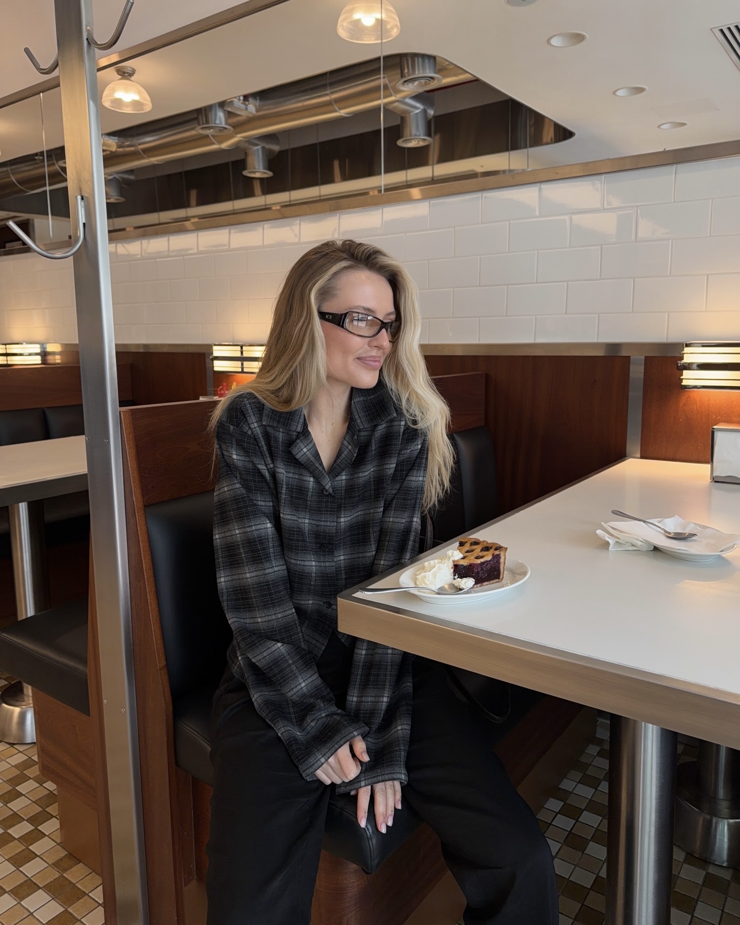 체크셔츠만 봐도 봄 냄새나🌷
셔츠 하나 가볍게 걸치고 산뜻하게 마무리하기👔🤍
체크셔츠는 하나만 있어도 스타일 폭이 넓은 아이템입니다. 단독으로 입으면 캐주얼한 데일리 룩이 되고, 티셔츠 위에 가볍게 걸치기에도 좋은데요. 체크 패턴 덕분에 시선이 분산돼 실루엣이 정돈돼 보이는 것도 장점이죠.
데님과 매치하면 클래식하게, 화이트 팬츠와 매치하면 더 산뜻하게 연출할 수 있습니다. 셔츠를 허리에 툭 둘러주기만 해도 포인트가 되니, 봄까지 활용할 체크셔츠 코디로 참고해보세요. 이미지8