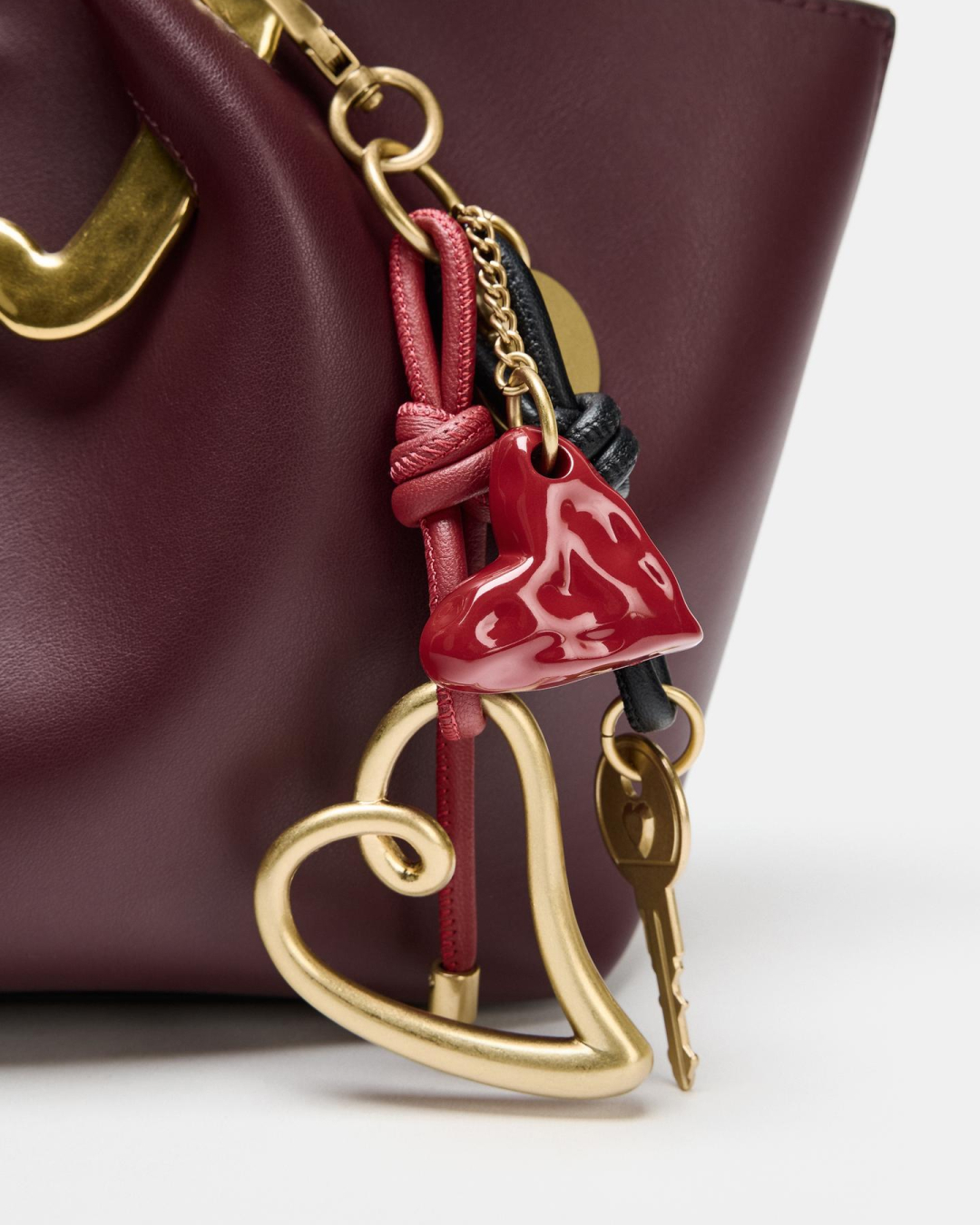 발렌타인데이에는 키링 어때?💌
자라 발렌타인데이 키링으로 센스 챙기기🍫♥️
발렌타인데이를 맞아 자라에서 하트와 레드 포인트를 더한 키링을 선보였습니다. 주사위, 하트, 레터링 디테일까지 더해져 가방이나 데님, 키에 달기 좋은 아이템인데요.
연인에게는 센스 있는 선물로, 나에게는 기분 전환용 포인트 아이템이 될 수 있습니다. 일상에 설렘을 더해줄 자라의 발렌타인데이 아이템을 확인해보세요.
1. 하트참, 3만 원대
2. 멀티 참 키링, 3만 원대
3. 주사위 키링, 3만 원대 이미지3