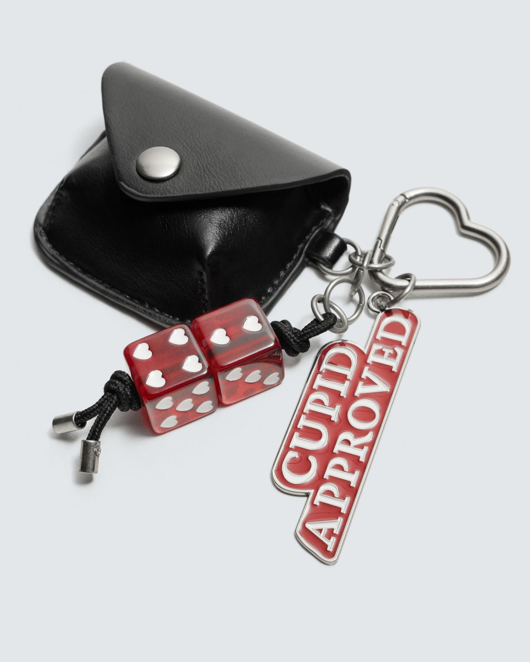 발렌타인데이에는 키링 어때?💌
자라 발렌타인데이 키링으로 센스 챙기기🍫♥️
발렌타인데이를 맞아 자라에서 하트와 레드 포인트를 더한 키링을 선보였습니다. 주사위, 하트, 레터링 디테일까지 더해져 가방이나 데님, 키에 달기 좋은 아이템인데요.
연인에게는 센스 있는 선물로, 나에게는 기분 전환용 포인트 아이템이 될 수 있습니다. 일상에 설렘을 더해줄 자라의 발렌타인데이 아이템을 확인해보세요.
1. 하트참, 3만 원대
2. 멀티 참 키링, 3만 원대
3. 주사위 키링, 3만 원대 이미지2