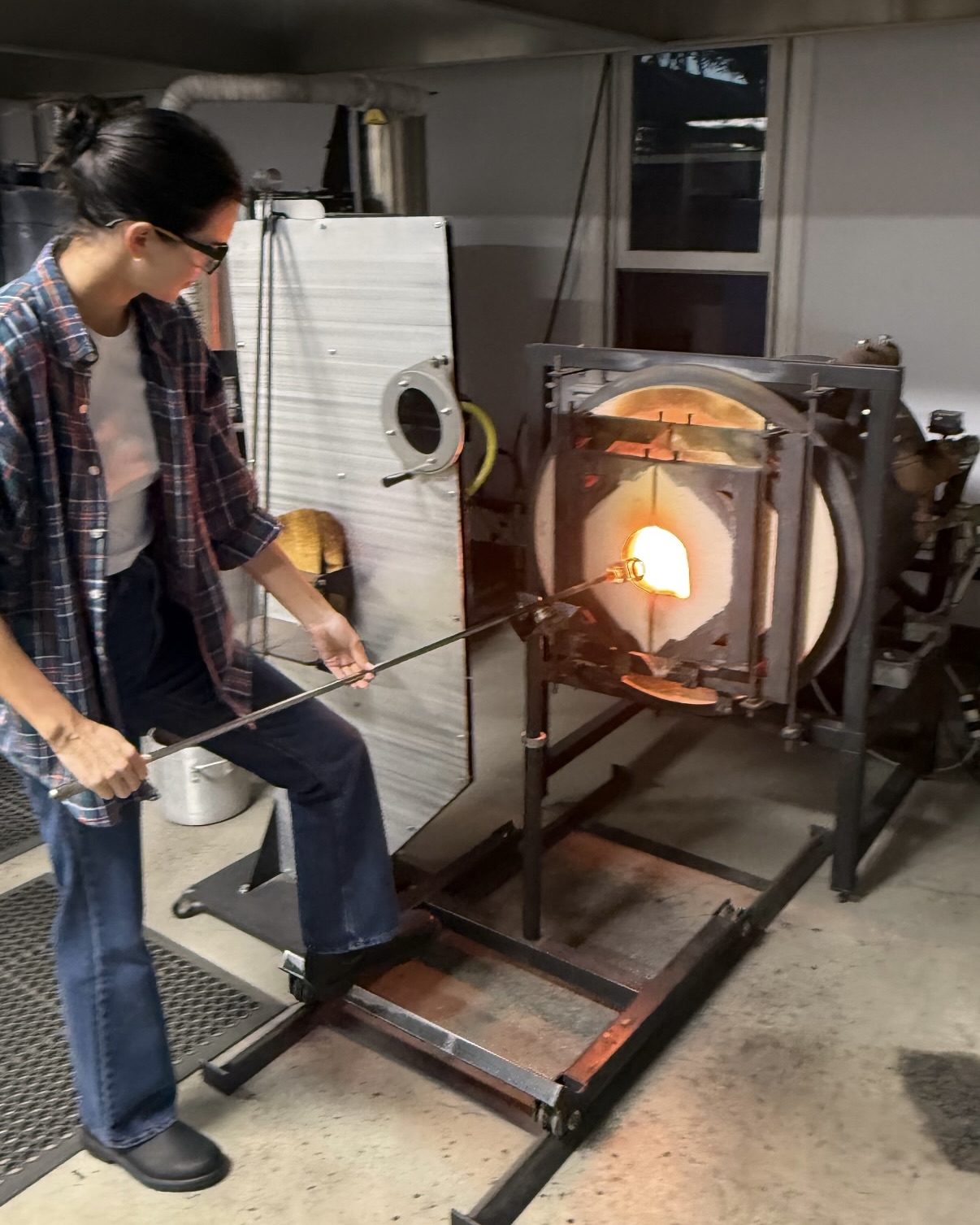 체크셔츠만 봐도 봄 냄새나🌷
셔츠 하나 가볍게 걸치고 산뜻하게 마무리하기👔🤍
체크셔츠는 하나만 있어도 스타일 폭이 넓은 아이템입니다. 단독으로 입으면 캐주얼한 데일리 룩이 되고, 티셔츠 위에 가볍게 걸치기에도 좋은데요. 체크 패턴 덕분에 시선이 분산돼 실루엣이 정돈돼 보이는 것도 장점이죠.
데님과 매치하면 클래식하게, 화이트 팬츠와 매치하면 더 산뜻하게 연출할 수 있습니다. 셔츠를 허리에 툭 둘러주기만 해도 포인트가 되니, 봄까지 활용할 체크셔츠 코디로 참고해보세요. 이미지2