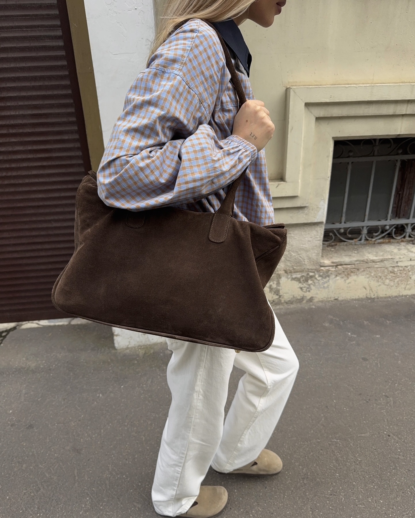 체크셔츠만 봐도 봄 냄새나🌷
셔츠 하나 가볍게 걸치고 산뜻하게 마무리하기👔🤍
체크셔츠는 하나만 있어도 스타일 폭이 넓은 아이템입니다. 단독으로 입으면 캐주얼한 데일리 룩이 되고, 티셔츠 위에 가볍게 걸치기에도 좋은데요. 체크 패턴 덕분에 시선이 분산돼 실루엣이 정돈돼 보이는 것도 장점이죠.
데님과 매치하면 클래식하게, 화이트 팬츠와 매치하면 더 산뜻하게 연출할 수 있습니다. 셔츠를 허리에 툭 둘러주기만 해도 포인트가 되니, 봄까지 활용할 체크셔츠 코디로 참고해보세요. 이미지7