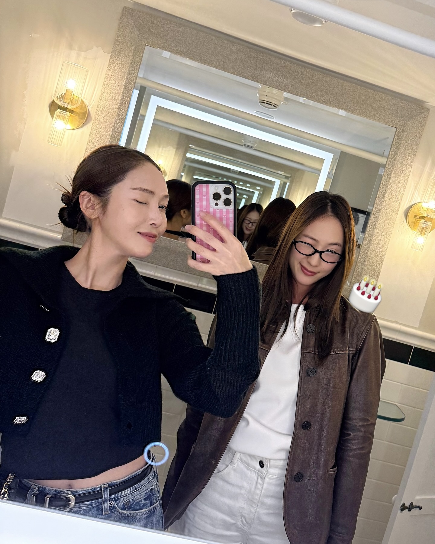 매년 꺼내 입는 궁극의 레더...😎 유행 없이 오래 입는 크리스탈 레더 아우터👀🪄지금 확인하세요 크리스탈 레더 아우터 2가지 소개합니다. 1. 랄프로렌 레더 카 코트, 300만 원대 고급스러운 광택이 돋보이는 매끈한 풀 그레인 소가죽을 활용한 아우터로, 미니멀한 싱글 브레스트 디자인과 간결한 칼라 라인이 특징이죠. 캐주얼과 포멀을 넘나드는 스타일링을 할 수 있습니다. 2. 쇼트 다코타 A-2 인스파이어드 플라이트 재킷, 60만 원대 A-2 플라이트 재킷을 여성적으로 재해석한 디자인으로, NZ 램스킨 레더의 부드러운 질감이 돋보이죠. 니트 소맷단과 허리밴드, 앤티크 브라스 지퍼와 퀼팅 안감으로 실용성을 더했으며, 생지 데님과 매치해 보헤미안 무드를 연출할 수 있습니다. 이미지