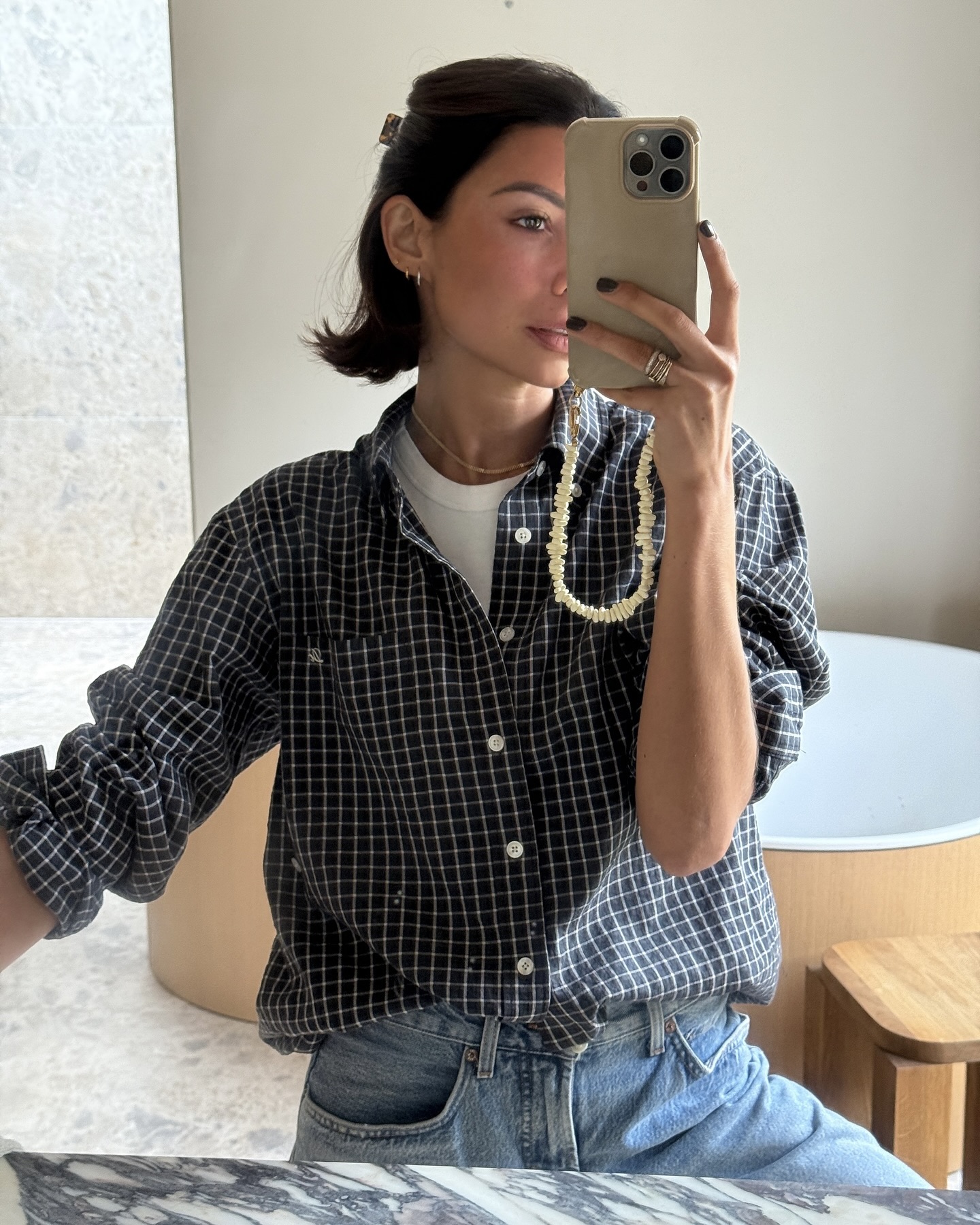 체크셔츠만 봐도 봄 냄새나🌷
셔츠 하나 가볍게 걸치고 산뜻하게 마무리하기👔🤍
체크셔츠는 하나만 있어도 스타일 폭이 넓은 아이템입니다. 단독으로 입으면 캐주얼한 데일리 룩이 되고, 티셔츠 위에 가볍게 걸치기에도 좋은데요. 체크 패턴 덕분에 시선이 분산돼 실루엣이 정돈돼 보이는 것도 장점이죠.
데님과 매치하면 클래식하게, 화이트 팬츠와 매치하면 더 산뜻하게 연출할 수 있습니다. 셔츠를 허리에 툭 둘러주기만 해도 포인트가 되니, 봄까지 활용할 체크셔츠 코디로 참고해보세요. 이미지5