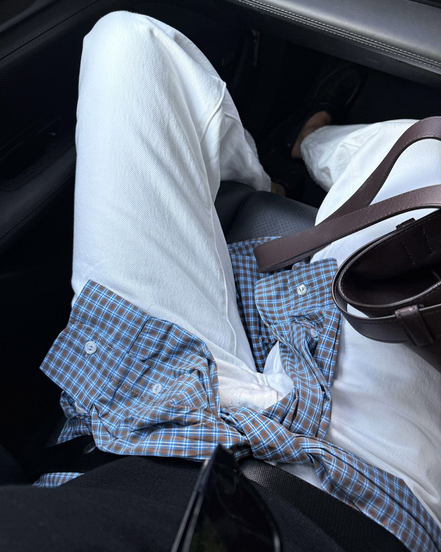 체크셔츠만 봐도 봄 냄새나🌷
셔츠 하나 가볍게 걸치고 산뜻하게 마무리하기👔🤍
체크셔츠는 하나만 있어도 스타일 폭이 넓은 아이템입니다. 단독으로 입으면 캐주얼한 데일리 룩이 되고, 티셔츠 위에 가볍게 걸치기에도 좋은데요. 체크 패턴 덕분에 시선이 분산돼 실루엣이 정돈돼 보이는 것도 장점이죠.
데님과 매치하면 클래식하게, 화이트 팬츠와 매치하면 더 산뜻하게 연출할 수 있습니다. 셔츠를 허리에 툭 둘러주기만 해도 포인트가 되니, 봄까지 활용할 체크셔츠 코디로 참고해보세요. 이미지3