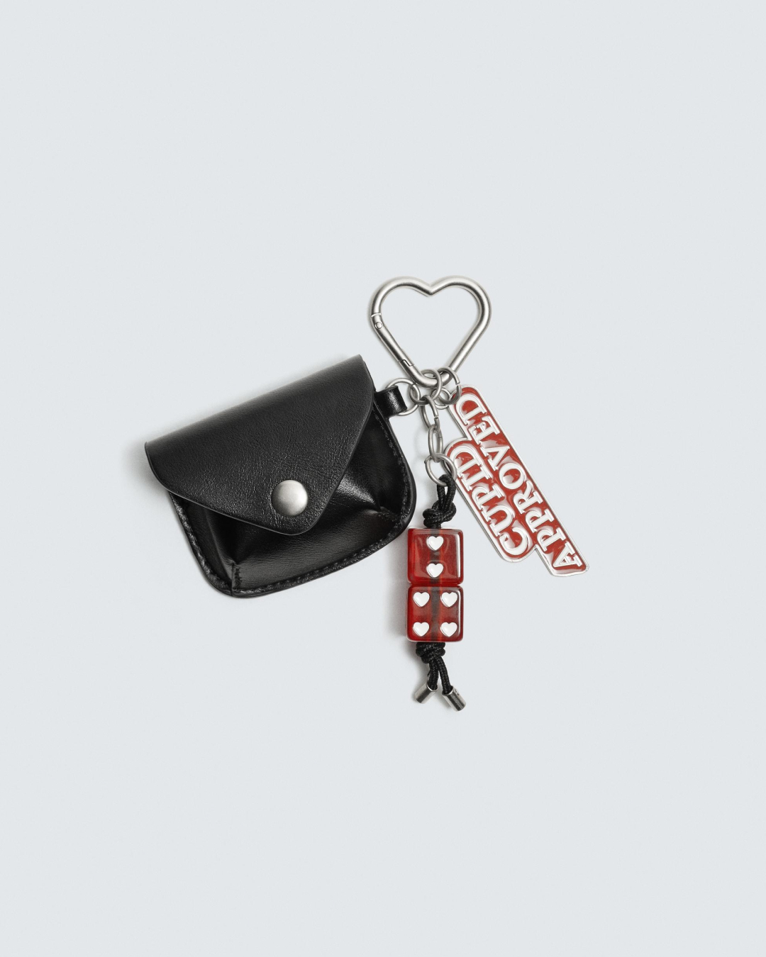 발렌타인데이에는 키링 어때?💌
자라 발렌타인데이 키링으로 센스 챙기기🍫♥️
발렌타인데이를 맞아 자라에서 하트와 레드 포인트를 더한 키링을 선보였습니다. 주사위, 하트, 레터링 디테일까지 더해져 가방이나 데님, 키에 달기 좋은 아이템인데요.
연인에게는 센스 있는 선물로, 나에게는 기분 전환용 포인트 아이템이 될 수 있습니다. 일상에 설렘을 더해줄 자라의 발렌타인데이 아이템을 확인해보세요.
1. 하트참, 3만 원대
2. 멀티 참 키링, 3만 원대
3. 주사위 키링, 3만 원대 이미지4