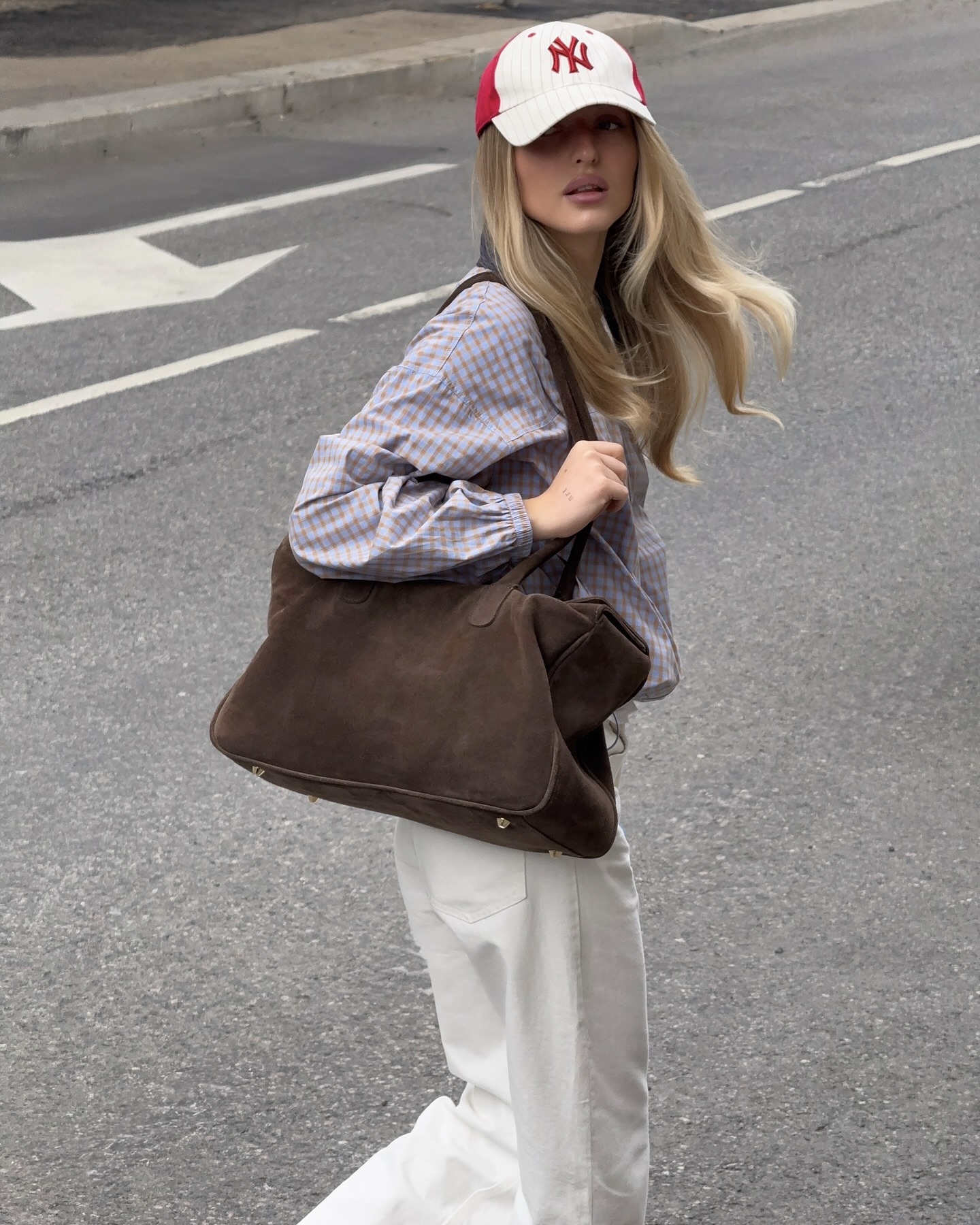 체크셔츠만 봐도 봄 냄새나🌷
셔츠 하나 가볍게 걸치고 산뜻하게 마무리하기👔🤍
체크셔츠는 하나만 있어도 스타일 폭이 넓은 아이템입니다. 단독으로 입으면 캐주얼한 데일리 룩이 되고, 티셔츠 위에 가볍게 걸치기에도 좋은데요. 체크 패턴 덕분에 시선이 분산돼 실루엣이 정돈돼 보이는 것도 장점이죠.
데님과 매치하면 클래식하게, 화이트 팬츠와 매치하면 더 산뜻하게 연출할 수 있습니다. 셔츠를 허리에 툭 둘러주기만 해도 포인트가 되니, 봄까지 활용할 체크셔츠 코디로 참고해보세요. 이미지4