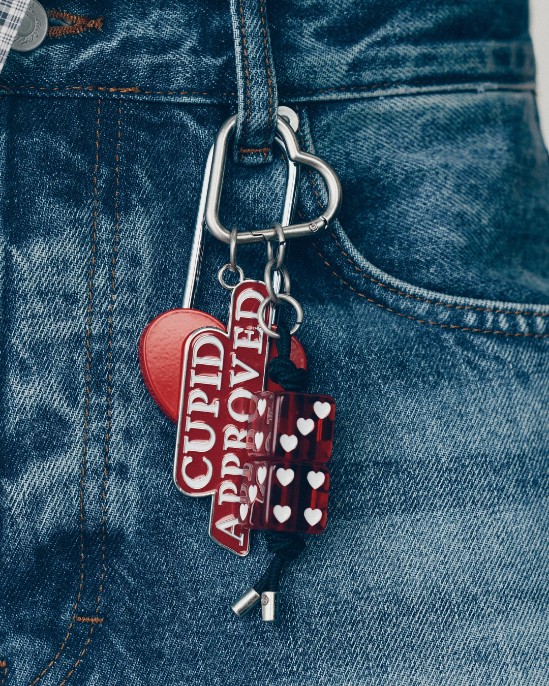 발렌타인데이에는 키링 어때?💌
자라 발렌타인데이 키링으로 센스 챙기기🍫♥️
발렌타인데이를 맞아 자라에서 하트와 레드 포인트를 더한 키링을 선보였습니다. 주사위, 하트, 레터링 디테일까지 더해져 가방이나 데님, 키에 달기 좋은 아이템인데요.
연인에게는 센스 있는 선물로, 나에게는 기분 전환용 포인트 아이템이 될 수 있습니다. 일상에 설렘을 더해줄 자라의 발렌타인데이 아이템을 확인해보세요.
1. 하트참, 3만 원대
2. 멀티 참 키링, 3만 원대
3. 주사위 키링, 3만 원대 이미지6