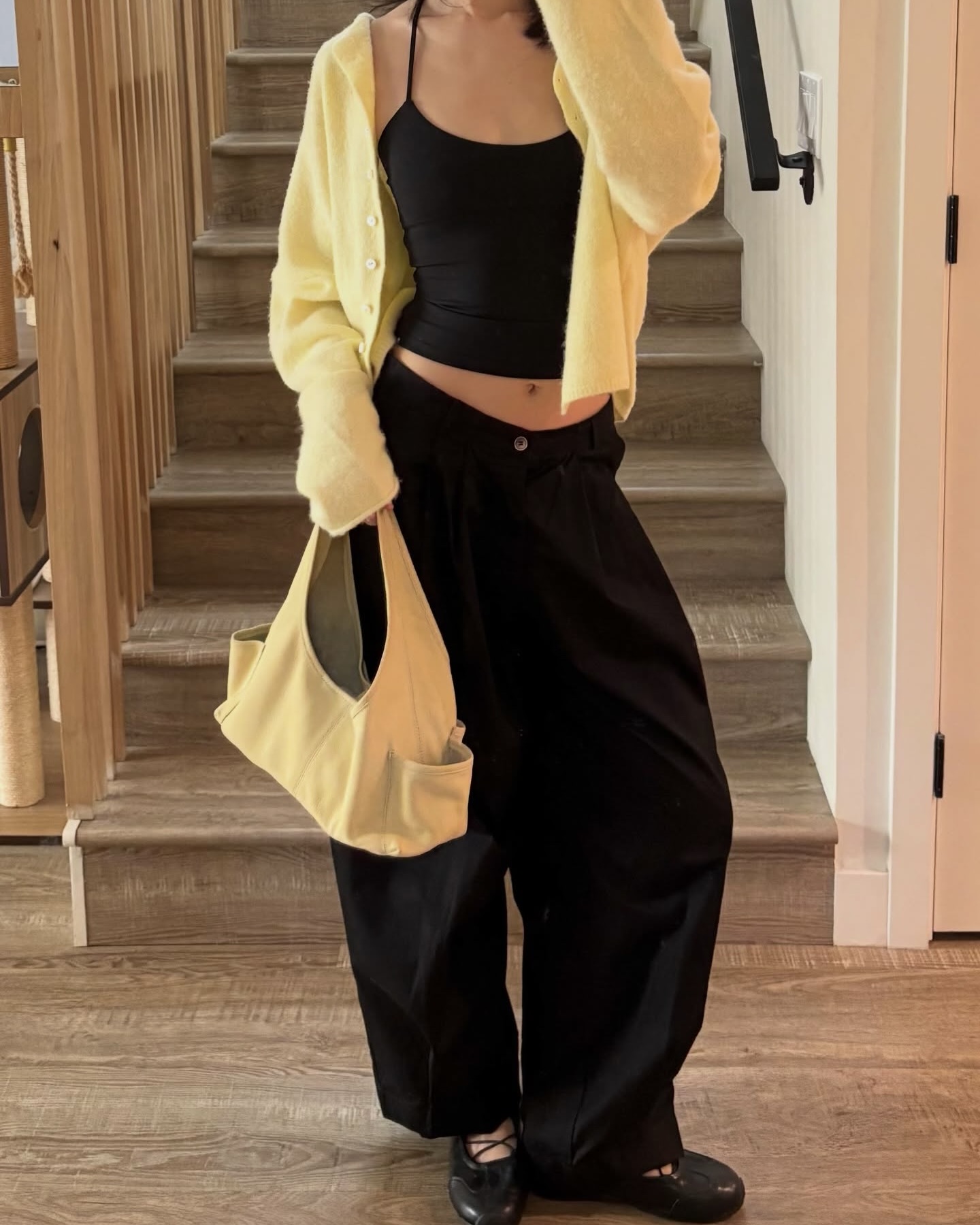 가디건으로 온기 더해봐☕️
산뜻한 봄 데일리 코디, 미리 준비해보세요🌷🤍
봄이 되면 더 자주 손이 갈 아이템, 바로 가디건입니다. 단추를 잠그면 니트처럼 단정하게, 풀어 입으면 아우터처럼 자연스럽게 연출할 수 있는데요. 컬러 가디건 하나만 더해도 룩이 산뜻해져 데일리 코디에 활용도가 높습니다.
슬림한 가디건엔 와이드 팬츠를, 미디 스커트엔 단정한 플랫이나 로퍼를 더해보세요. 가디건 하나로 캐주얼부터 단정함까지 폭넓게 즐길 수 있으니, 봄 코디 시작템으로 참고해보세요. 이미지5