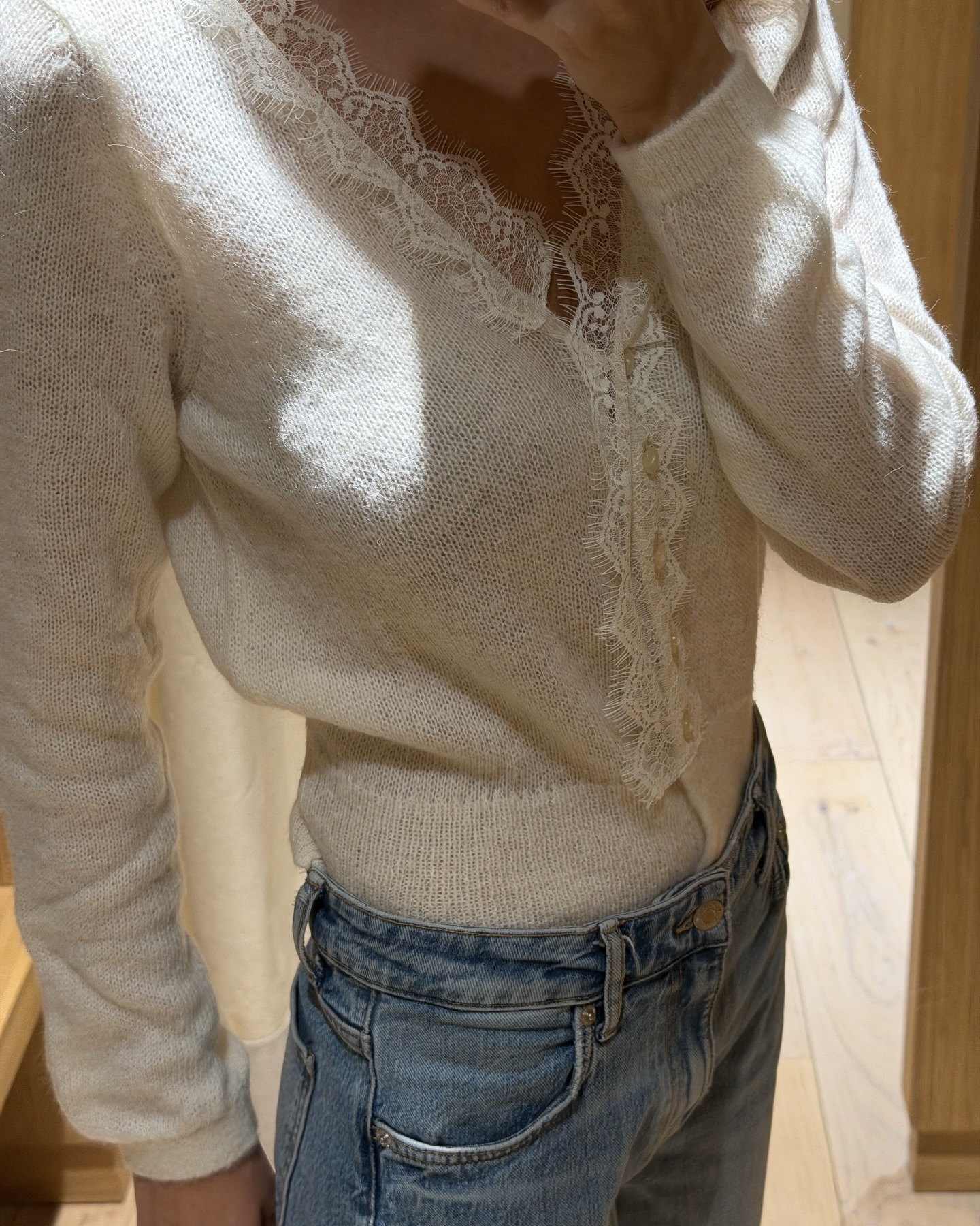 가디건으로 온기 더해봐☕️
산뜻한 봄 데일리 코디, 미리 준비해보세요🌷🤍
봄이 되면 더 자주 손이 갈 아이템, 바로 가디건입니다. 단추를 잠그면 니트처럼 단정하게, 풀어 입으면 아우터처럼 자연스럽게 연출할 수 있는데요. 컬러 가디건 하나만 더해도 룩이 산뜻해져 데일리 코디에 활용도가 높습니다.
슬림한 가디건엔 와이드 팬츠를, 미디 스커트엔 단정한 플랫이나 로퍼를 더해보세요. 가디건 하나로 캐주얼부터 단정함까지 폭넓게 즐길 수 있으니, 봄 코디 시작템으로 참고해보세요. 이미지2