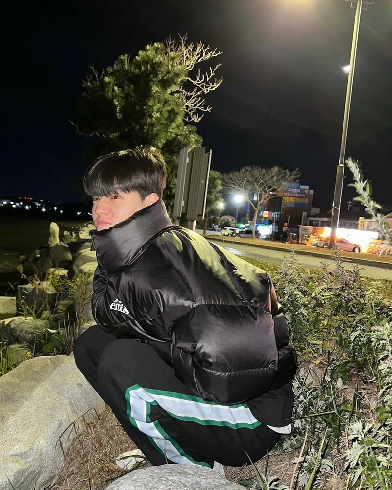 블랙숏패딩으로 남은 추위 버텨💣 이미지6