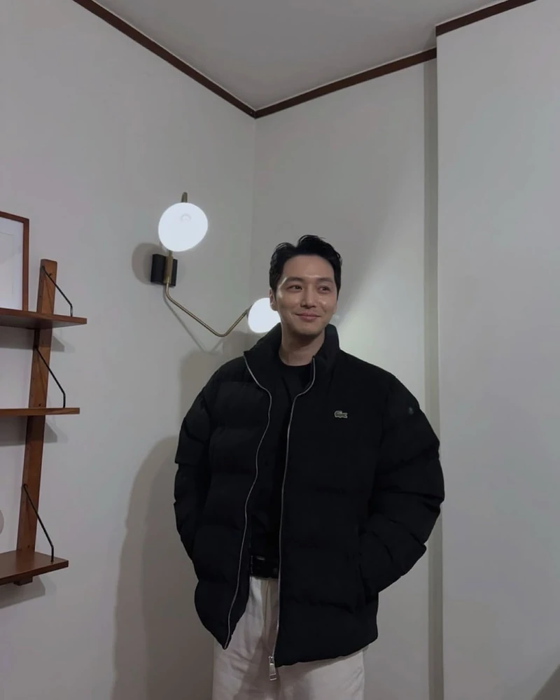 블랙숏패딩으로 남은 추위 버텨💣 이미지2