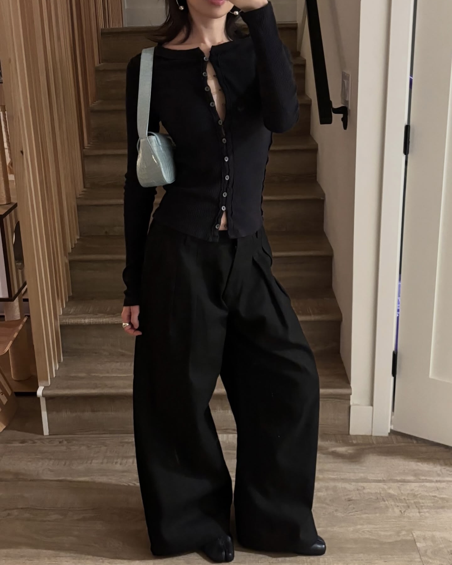 가디건으로 온기 더해봐☕️
산뜻한 봄 데일리 코디, 미리 준비해보세요🌷🤍
봄이 되면 더 자주 손이 갈 아이템, 바로 가디건입니다. 단추를 잠그면 니트처럼 단정하게, 풀어 입으면 아우터처럼 자연스럽게 연출할 수 있는데요. 컬러 가디건 하나만 더해도 룩이 산뜻해져 데일리 코디에 활용도가 높습니다.
슬림한 가디건엔 와이드 팬츠를, 미디 스커트엔 단정한 플랫이나 로퍼를 더해보세요. 가디건 하나로 캐주얼부터 단정함까지 폭넓게 즐길 수 있으니, 봄 코디 시작템으로 참고해보세요. 이미지9