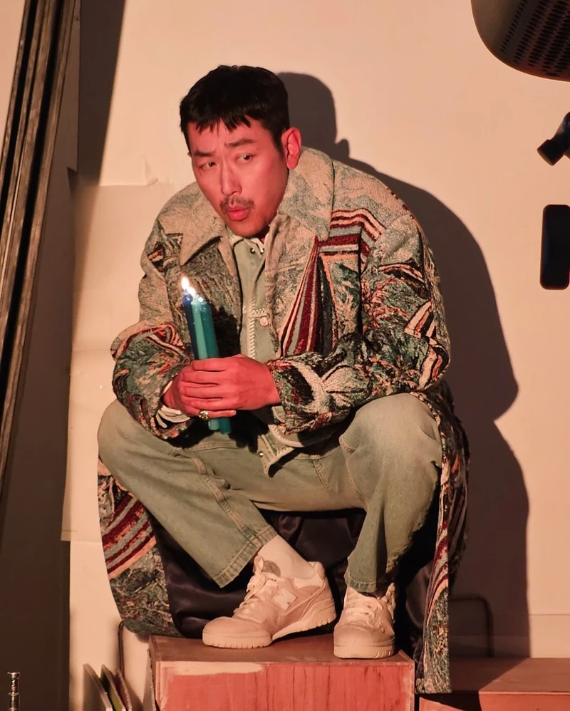 저희 12월에 결혼합니다💍❤️
올초 연인 관계임을 밝혔던 하정우와 차정원이 12월 서울 모처에서 비공개로 결혼식을 올린다는 소식입니다.
하정우와 차정원은 2020년 선후배로 만나 연인으로 발전했는데요. 서로의 활동에 부담을 주지 않기 위해 약 6년간 조용히 만남을 이어온 것으로 알려졌습니다.
새로은 배우 부부의 탄생을 축하합니다. 이미지2
