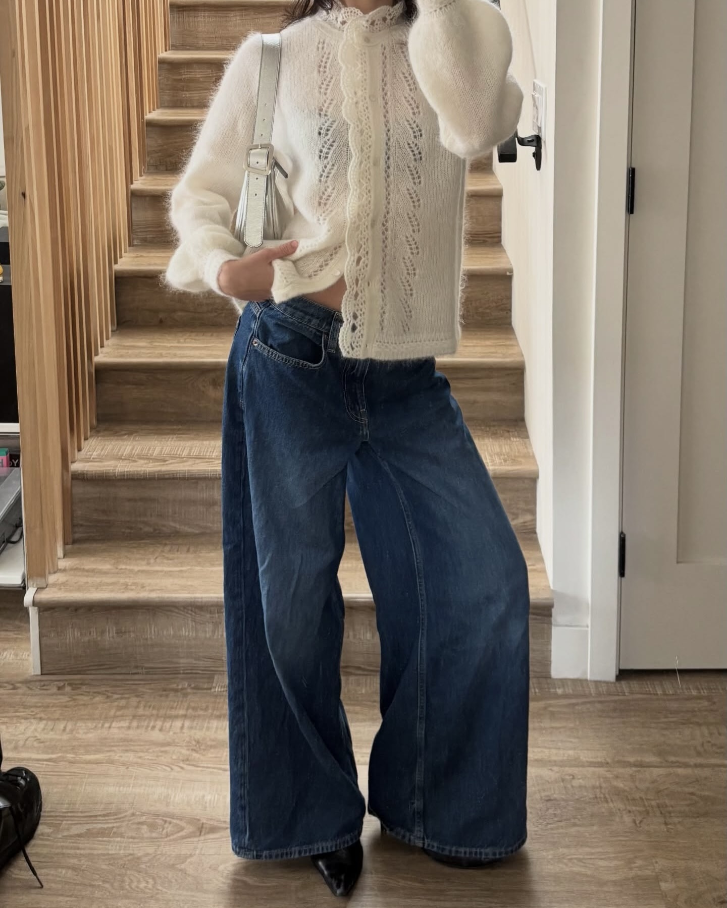 가디건으로 온기 더해봐☕️
산뜻한 봄 데일리 코디, 미리 준비해보세요🌷🤍
봄이 되면 더 자주 손이 갈 아이템, 바로 가디건입니다. 단추를 잠그면 니트처럼 단정하게, 풀어 입으면 아우터처럼 자연스럽게 연출할 수 있는데요. 컬러 가디건 하나만 더해도 룩이 산뜻해져 데일리 코디에 활용도가 높습니다.
슬림한 가디건엔 와이드 팬츠를, 미디 스커트엔 단정한 플랫이나 로퍼를 더해보세요. 가디건 하나로 캐주얼부터 단정함까지 폭넓게 즐길 수 있으니, 봄 코디 시작템으로 참고해보세요. 이미지7