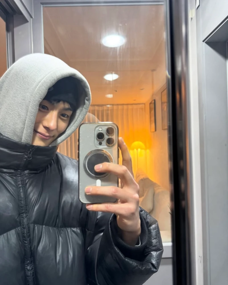 블랙숏패딩으로 남은 추위 버텨💣 이미지3