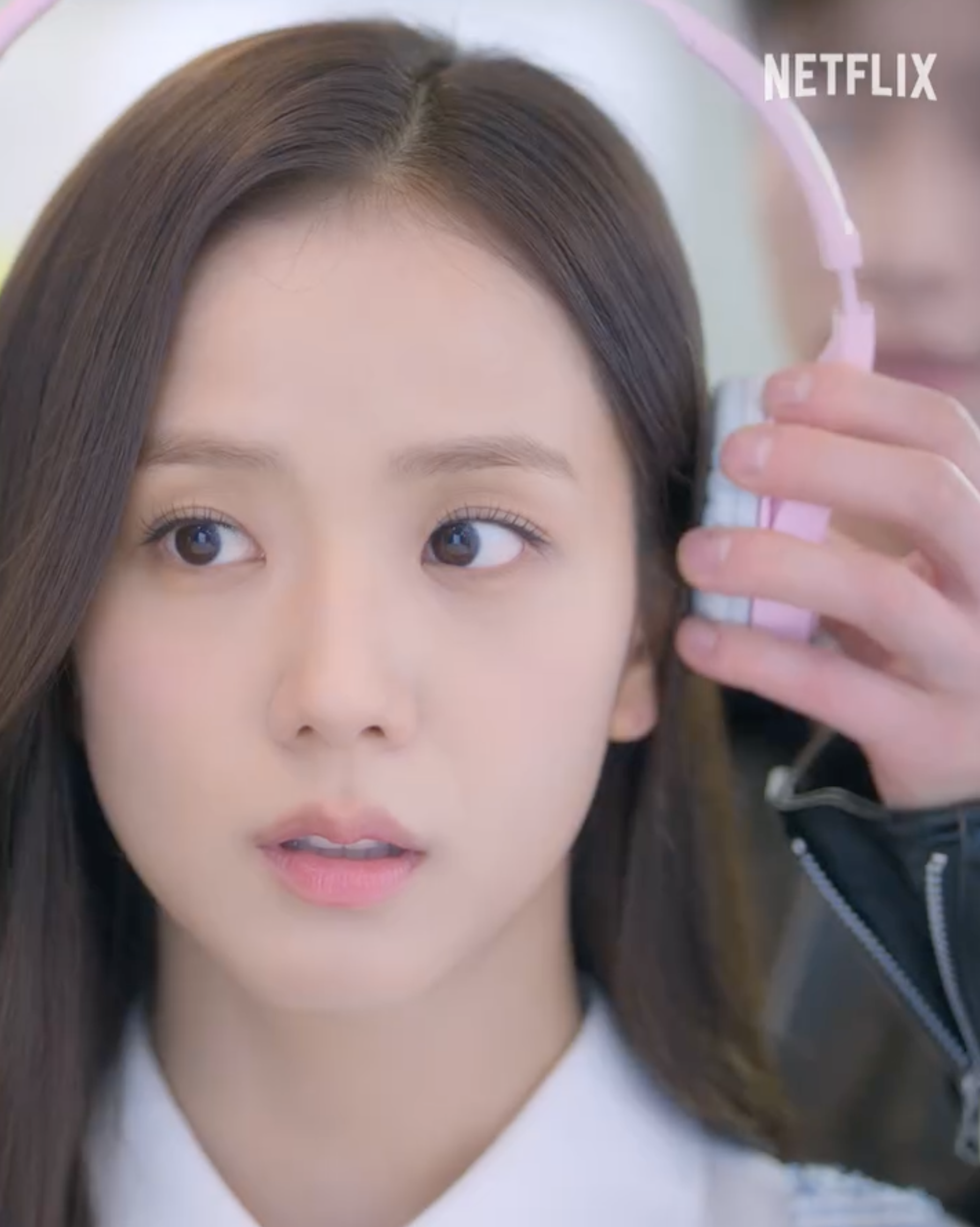 지수, 서인국 <월간 남친> 예고편 공개💕😍 <월간 남친>은 현실 생활에 지친 웹툰 PD 미래(지수)가 가상 연애 시뮬레이션을 통해 연애를 구독하고 체험해보는 로망 실현 로맨틱 코미디로 누구나 한번쯤 상상하는 ‘가상 세계에서의 연애 구독’이라는 점에서 도파민 터지는 설렘을 예고합니다. 오는 3월 6일 넷플릭스에서 가상 연애 구독 서비스로 설렘을 구독 해보세요. 이미지