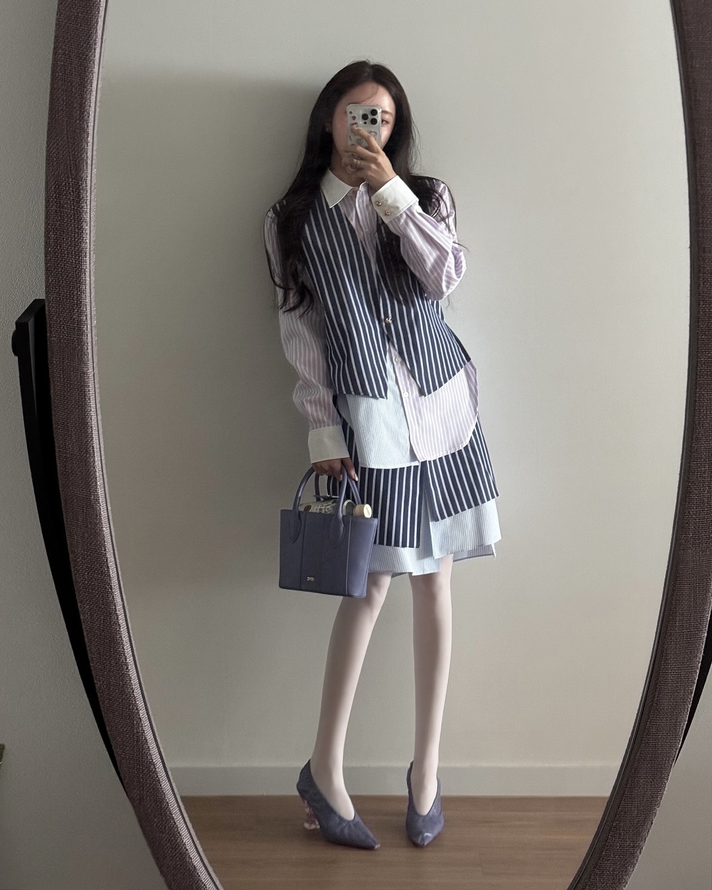 예쁜 타이즈로 분위기🖤✨@바꿔봐
기모 타이즈 대신, 지금 딱 입기 좋은 시스루 타이즈!💡
스커트에 입기 좋은 타이즈를 찾고 있다면, 시스루로 입어보세요. 다리 라인은 정리해주면서 답답하지 않고, 블랙 컬러여도 얇게 비쳐 보여 무거운 느낌 없이 스타일을 살려줍니다. 특히 쇼츠나 미니 스커트에 더하면 다리 라인도 더 길어 보이죠.
포인트를 주고 싶은 날엔 패턴 타이즈도 추천합니다. 잔잔한 하트나 레터링 같은 디테일만 더해도 분위기가 달라지는데요. 타이즈를 신고 싶은 날엔 그날 무드에 맞춰 골라 즐겨보세요. 이미지7