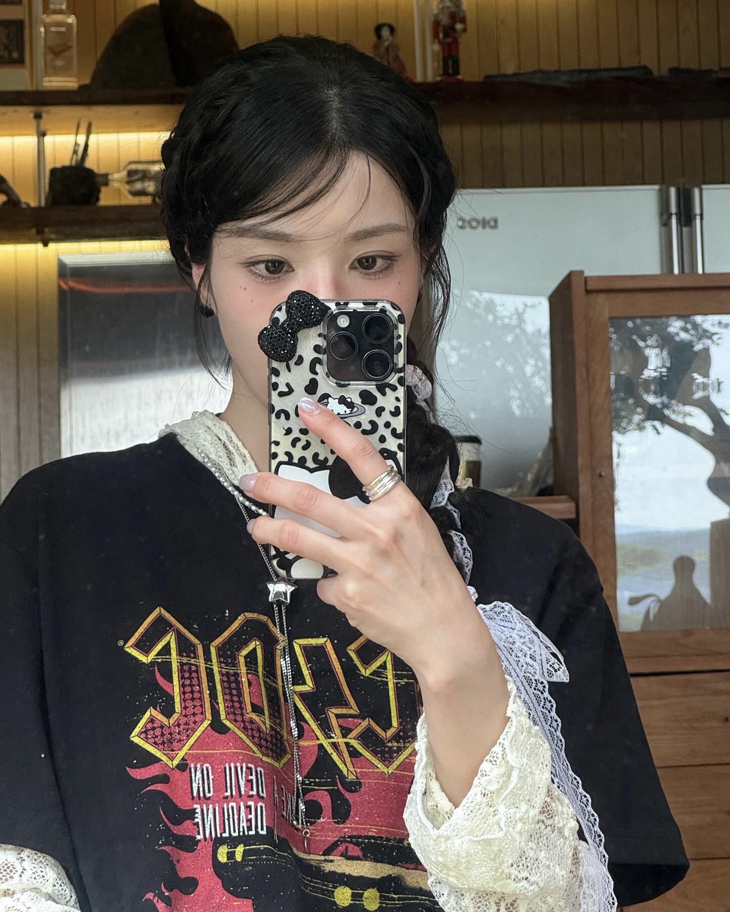 2월에 반팔 입고 싶다면?🤔
취향에 따라 긴팔티 골라🧚🏻🤍 겹쳐 입어보자
권은비 반팔 레이어링 활용법 3가지, 참고해 보세요.
1. 패턴
심플한 무지 반팔 위에 패턴이 들어간 긴팔 티셔츠를 겹쳐 입으면 발랄하면서도 개성 있는 룩을 완성할 수 있습니다. 반팔 대신 니트나 가디건을 레이어링 하면 보온성은 물론, 전체적인 스타일 분위기를 한층 부드럽고 단정하게 정리할 수 있습니다.
2. 무지
깔끔한 무지 롱 슬리브를 이너로 활용하면 겹쳐 입은 반팔 존재감이 더욱 또렷해집니다. 권은비처럼 니트 반팔과 매치하면 니트 특유의 텍스처가 더해져 부드럽고 클래식한 분위기를 연출할 수 있어, 간절기 데일리 스타일링으로 활용하기 좋습니다.
3. 레이스
레이스 긴팔 위에 반팔을 레이어드하면 은은한 비침과 섬세한 질감이 어우러져 페미닌한 무드가 강조됩니다. 레이스 특유의 디테일 덕분에 심플한 반팔도 감각적으로 살아나며, 로맨틱한 분위기를 완성할 수 있습니다. 이미지4