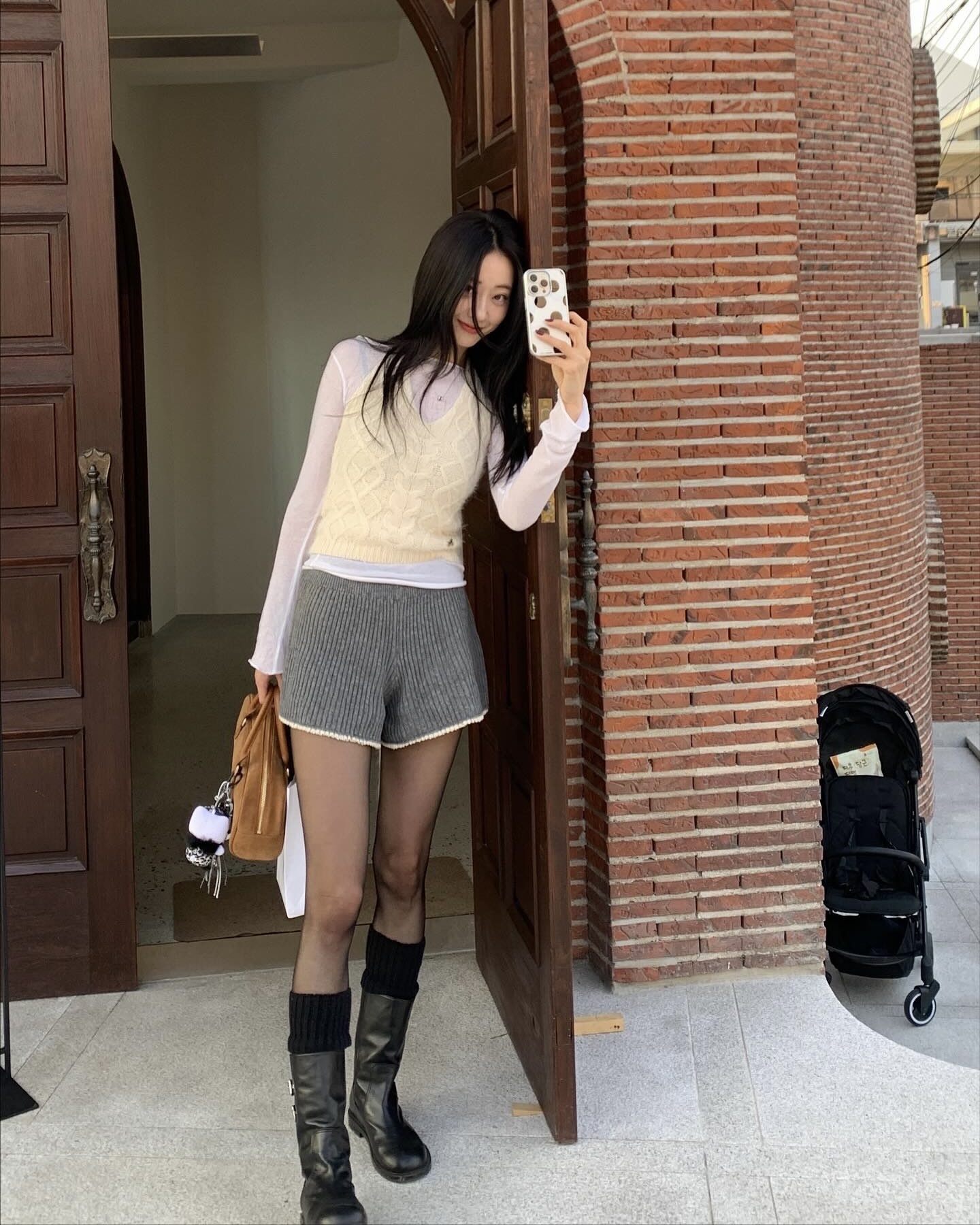 예쁜 타이즈로 분위기🖤✨@바꿔봐
기모 타이즈 대신, 지금 딱 입기 좋은 시스루 타이즈!💡
스커트에 입기 좋은 타이즈를 찾고 있다면, 시스루로 입어보세요. 다리 라인은 정리해주면서 답답하지 않고, 블랙 컬러여도 얇게 비쳐 보여 무거운 느낌 없이 스타일을 살려줍니다. 특히 쇼츠나 미니 스커트에 더하면 다리 라인도 더 길어 보이죠.
포인트를 주고 싶은 날엔 패턴 타이즈도 추천합니다. 잔잔한 하트나 레터링 같은 디테일만 더해도 분위기가 달라지는데요. 타이즈를 신고 싶은 날엔 그날 무드에 맞춰 골라 즐겨보세요. 이미지5