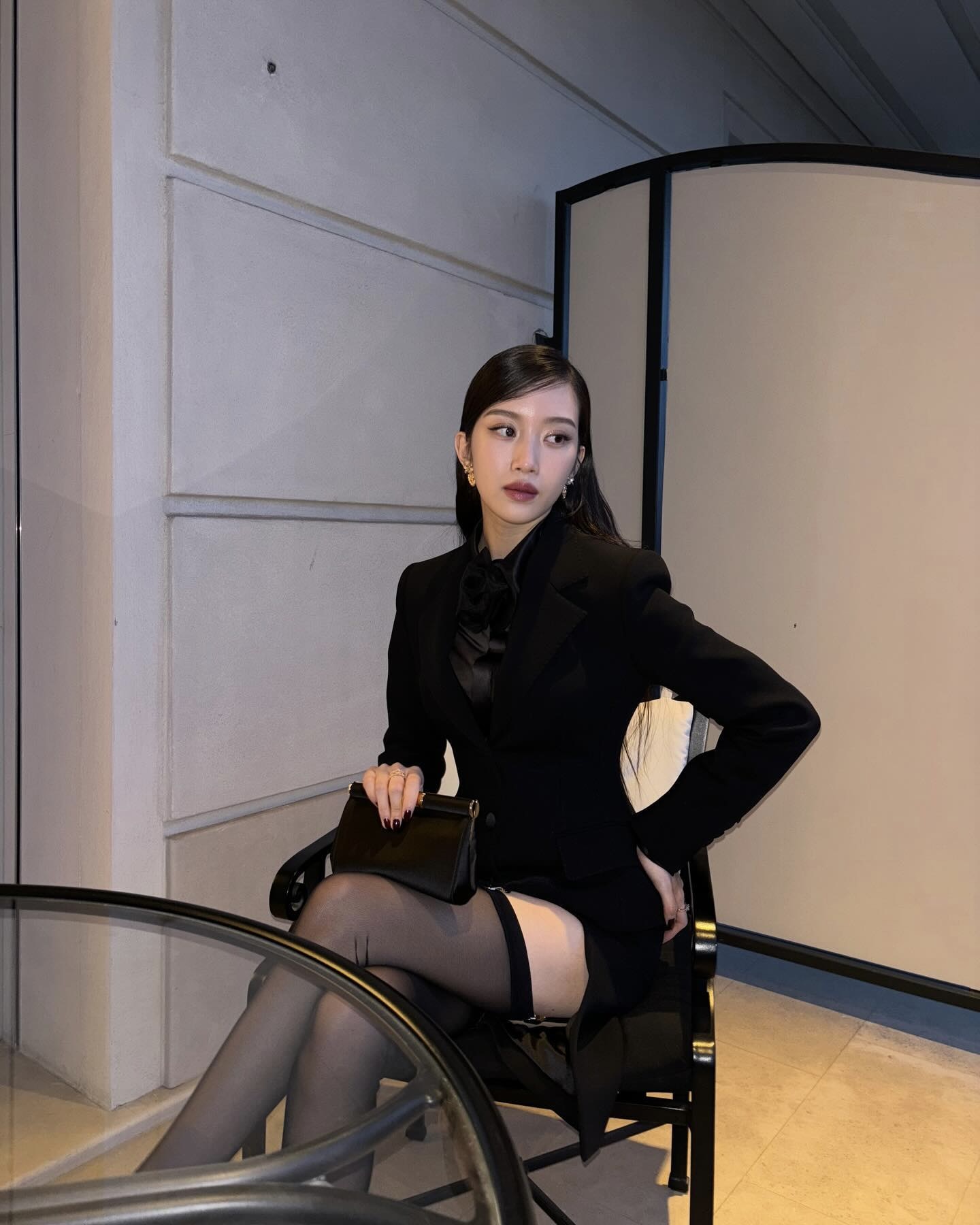 예쁜 타이즈로 분위기🖤✨@바꿔봐
기모 타이즈 대신, 지금 딱 입기 좋은 시스루 타이즈!💡
스커트에 입기 좋은 타이즈를 찾고 있다면, 시스루로 입어보세요. 다리 라인은 정리해주면서 답답하지 않고, 블랙 컬러여도 얇게 비쳐 보여 무거운 느낌 없이 스타일을 살려줍니다. 특히 쇼츠나 미니 스커트에 더하면 다리 라인도 더 길어 보이죠.
포인트를 주고 싶은 날엔 패턴 타이즈도 추천합니다. 잔잔한 하트나 레터링 같은 디테일만 더해도 분위기가 달라지는데요. 타이즈를 신고 싶은 날엔 그날 무드에 맞춰 골라 즐겨보세요. 이미지2