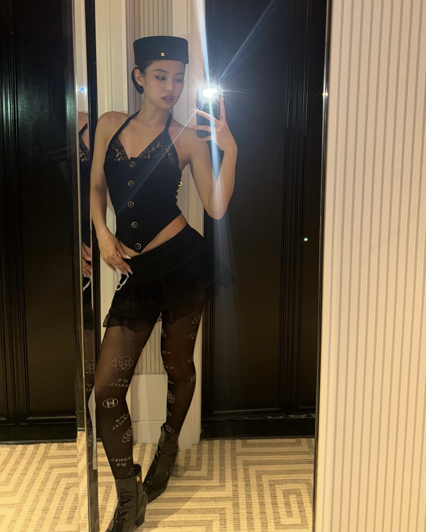 예쁜 타이즈로 분위기🖤✨@바꿔봐
기모 타이즈 대신, 지금 딱 입기 좋은 시스루 타이즈!💡
스커트에 입기 좋은 타이즈를 찾고 있다면, 시스루로 입어보세요. 다리 라인은 정리해주면서 답답하지 않고, 블랙 컬러여도 얇게 비쳐 보여 무거운 느낌 없이 스타일을 살려줍니다. 특히 쇼츠나 미니 스커트에 더하면 다리 라인도 더 길어 보이죠.
포인트를 주고 싶은 날엔 패턴 타이즈도 추천합니다. 잔잔한 하트나 레터링 같은 디테일만 더해도 분위기가 달라지는데요. 타이즈를 신고 싶은 날엔 그날 무드에 맞춰 골라 즐겨보세요. 이미지9