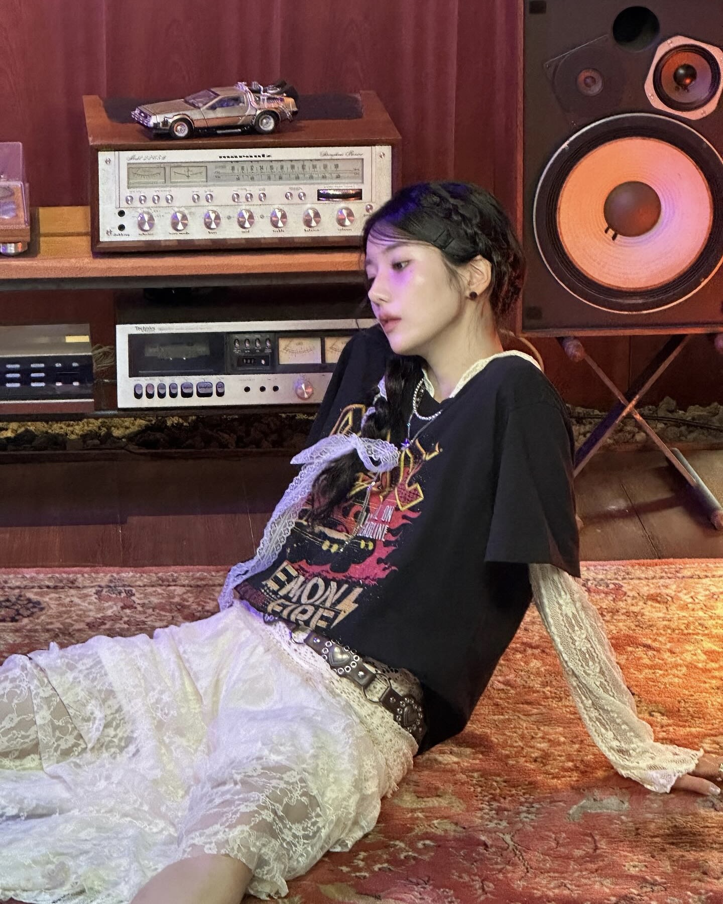 2월에 반팔 입고 싶다면?🤔
취향에 따라 긴팔티 골라🧚🏻🤍 겹쳐 입어보자
권은비 반팔 레이어링 활용법 3가지, 참고해 보세요.
1. 패턴
심플한 무지 반팔 위에 패턴이 들어간 긴팔 티셔츠를 겹쳐 입으면 발랄하면서도 개성 있는 룩을 완성할 수 있습니다. 반팔 대신 니트나 가디건을 레이어링 하면 보온성은 물론, 전체적인 스타일 분위기를 한층 부드럽고 단정하게 정리할 수 있습니다.
2. 무지
깔끔한 무지 롱 슬리브를 이너로 활용하면 겹쳐 입은 반팔 존재감이 더욱 또렷해집니다. 권은비처럼 니트 반팔과 매치하면 니트 특유의 텍스처가 더해져 부드럽고 클래식한 분위기를 연출할 수 있어, 간절기 데일리 스타일링으로 활용하기 좋습니다.
3. 레이스
레이스 긴팔 위에 반팔을 레이어드하면 은은한 비침과 섬세한 질감이 어우러져 페미닌한 무드가 강조됩니다. 레이스 특유의 디테일 덕분에 심플한 반팔도 감각적으로 살아나며, 로맨틱한 분위기를 완성할 수 있습니다. 이미지7