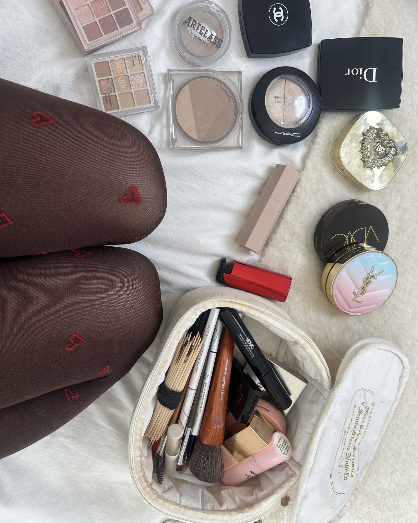 예쁜 타이즈로 분위기🖤✨@바꿔봐
기모 타이즈 대신, 지금 딱 입기 좋은 시스루 타이즈!💡
스커트에 입기 좋은 타이즈를 찾고 있다면, 시스루로 입어보세요. 다리 라인은 정리해주면서 답답하지 않고, 블랙 컬러여도 얇게 비쳐 보여 무거운 느낌 없이 스타일을 살려줍니다. 특히 쇼츠나 미니 스커트에 더하면 다리 라인도 더 길어 보이죠.
포인트를 주고 싶은 날엔 패턴 타이즈도 추천합니다. 잔잔한 하트나 레터링 같은 디테일만 더해도 분위기가 달라지는데요. 타이즈를 신고 싶은 날엔 그날 무드에 맞춰 골라 즐겨보세요. 이미지4