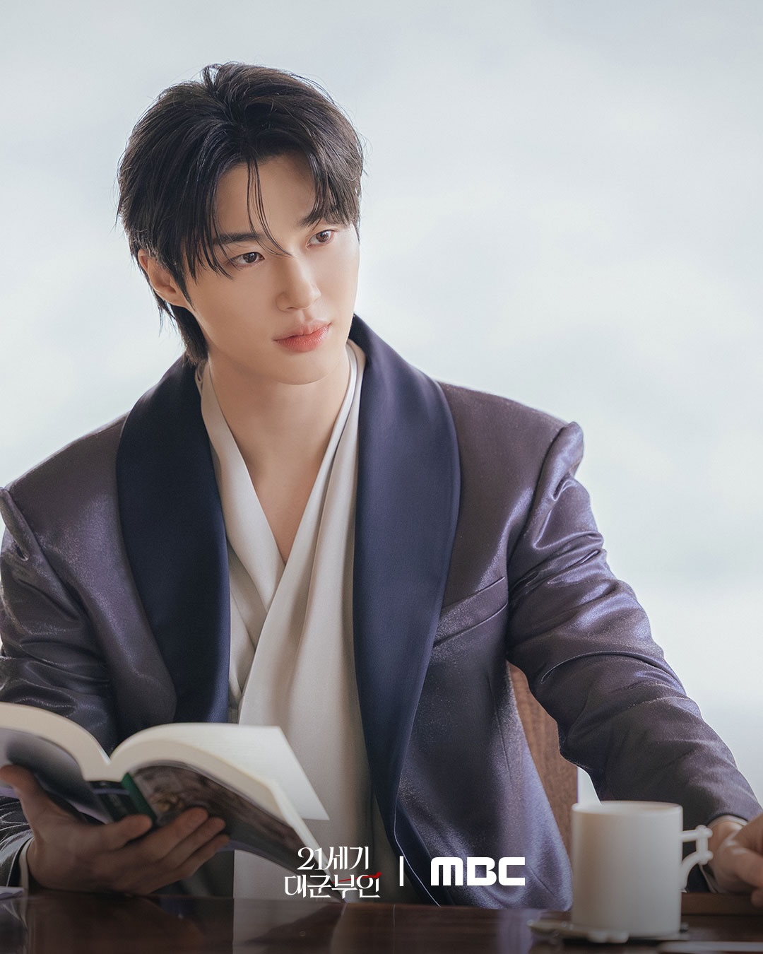 어서오세요, 이안대군🥰
변우석 x 아이유 주연의 <21세기 대군부인> 스틸이 공개됐습니다. 공개된 사진에는 수트 차림으로 집무를 보고 독서를 즐기는 이안대군의 모습과 궐 안에서 좌중을 압도하는 카리스마 넘치는 모습이 엿보입니다. '21세기 대군부인’은 21세기 입헌군주제 대한민국을 배경으로 모든 걸 가진 재벌이지만 신분이 평민이라 짜증스러운 여자와 왕의 아들이지만 아무것도 가질 수 없어 슬픈 남자의 운명 개척 신분 타파 로맨스로 오는 4월 MBC에서 첫 방송됩니다. 이미지2