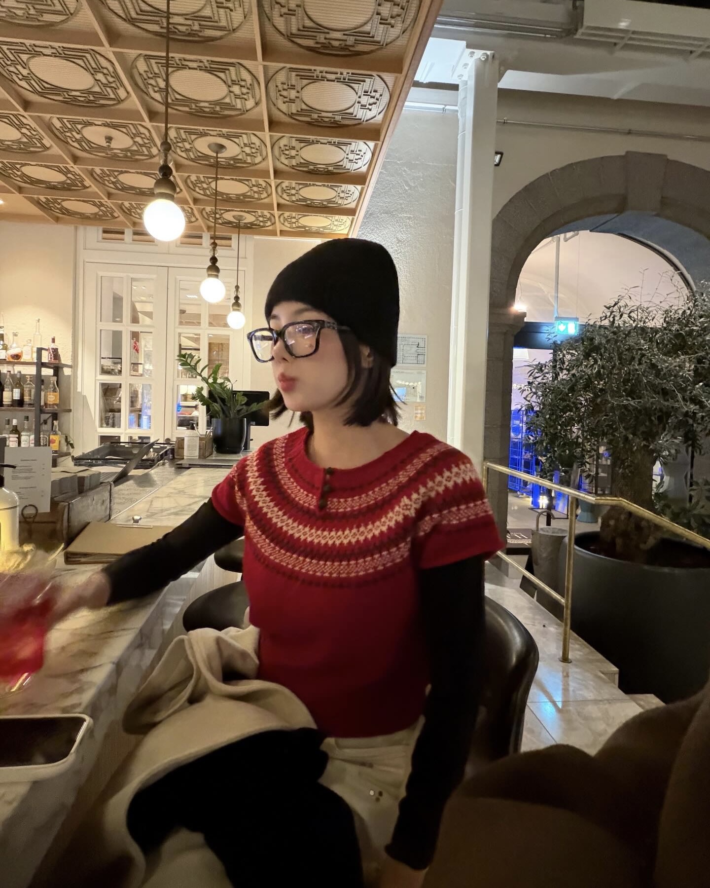 2월에 반팔 입고 싶다면?🤔
취향에 따라 긴팔티 골라🧚🏻🤍 겹쳐 입어보자
권은비 반팔 레이어링 활용법 3가지, 참고해 보세요.
1. 패턴
심플한 무지 반팔 위에 패턴이 들어간 긴팔 티셔츠를 겹쳐 입으면 발랄하면서도 개성 있는 룩을 완성할 수 있습니다. 반팔 대신 니트나 가디건을 레이어링 하면 보온성은 물론, 전체적인 스타일 분위기를 한층 부드럽고 단정하게 정리할 수 있습니다.
2. 무지
깔끔한 무지 롱 슬리브를 이너로 활용하면 겹쳐 입은 반팔 존재감이 더욱 또렷해집니다. 권은비처럼 니트 반팔과 매치하면 니트 특유의 텍스처가 더해져 부드럽고 클래식한 분위기를 연출할 수 있어, 간절기 데일리 스타일링으로 활용하기 좋습니다.
3. 레이스
레이스 긴팔 위에 반팔을 레이어드하면 은은한 비침과 섬세한 질감이 어우러져 페미닌한 무드가 강조됩니다. 레이스 특유의 디테일 덕분에 심플한 반팔도 감각적으로 살아나며, 로맨틱한 분위기를 완성할 수 있습니다. 이미지2