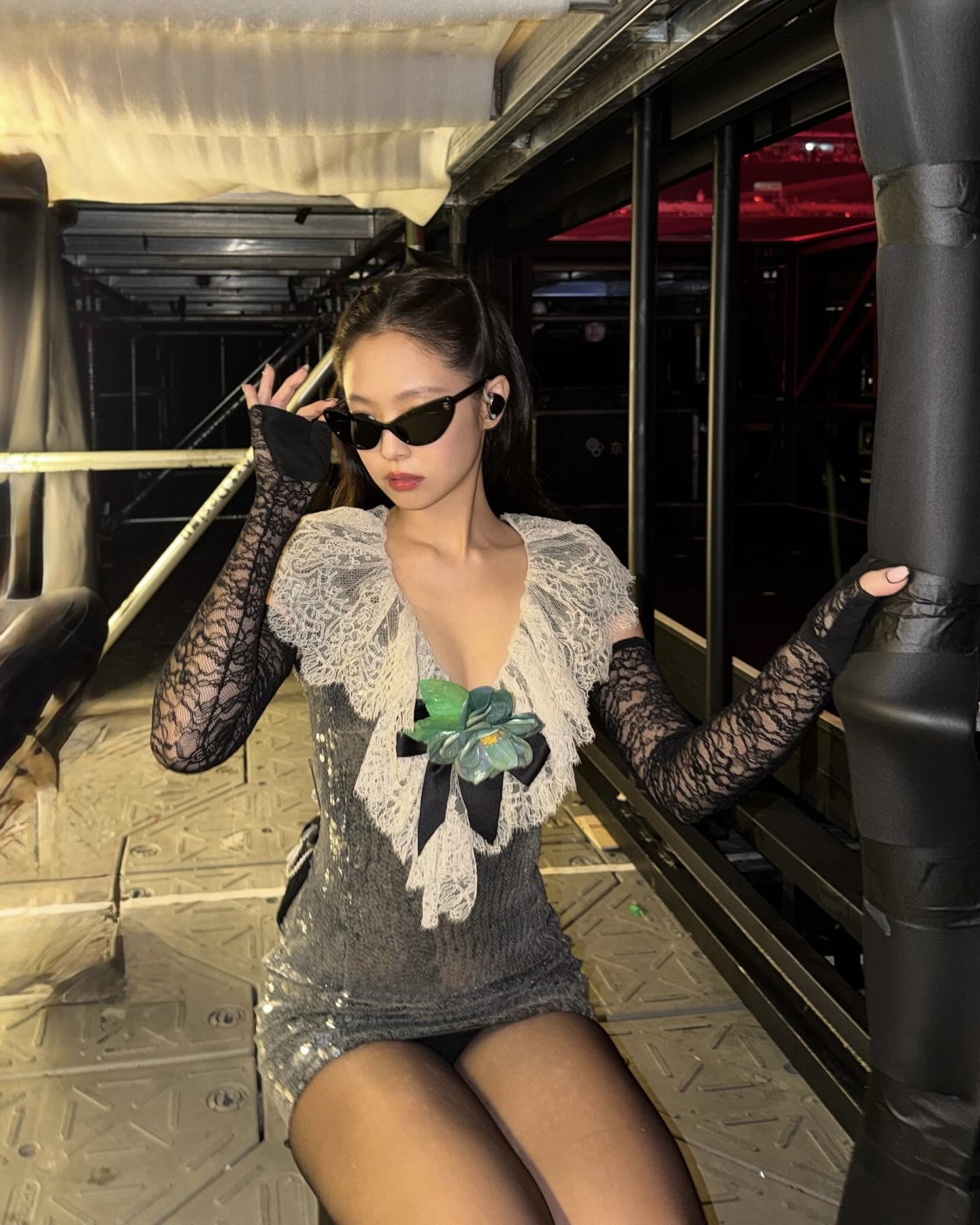 예쁜 타이즈로 분위기🖤✨@바꿔봐
기모 타이즈 대신, 지금 딱 입기 좋은 시스루 타이즈!💡
스커트에 입기 좋은 타이즈를 찾고 있다면, 시스루로 입어보세요. 다리 라인은 정리해주면서 답답하지 않고, 블랙 컬러여도 얇게 비쳐 보여 무거운 느낌 없이 스타일을 살려줍니다. 특히 쇼츠나 미니 스커트에 더하면 다리 라인도 더 길어 보이죠.
포인트를 주고 싶은 날엔 패턴 타이즈도 추천합니다. 잔잔한 하트나 레터링 같은 디테일만 더해도 분위기가 달라지는데요. 타이즈를 신고 싶은 날엔 그날 무드에 맞춰 골라 즐겨보세요. 이미지8