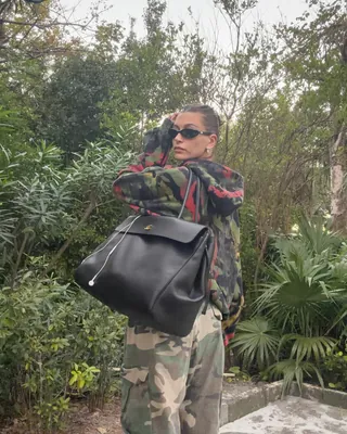 헤일리 비버가 입자마자,🔥
다시 불붙은 카모 플라쥬🖤😎 지금 준비해야 안 늦어!!
헤일리 비버가 착용하며 다시 주목받는 카모플라쥬 패턴이 핵심 스타일 요소로 돌아왔습니다. 원래 밀리터리 웨어에서 시작된 카모는 팬츠, 후드, 액세서리 등 다양한 디자인으로 재해석되어 트렌디하게 활용되고 있습니다.
심플한 베이직 아이템과 매치해 룩의 중심을 잡아주는 카모 패턴은, 강렬하면서도 시크한 연출이 가능해 핵심 패턴으로 떠오르고 있습니다. 다양한 스타일에 자유롭게 시도해 보세요. 이미지