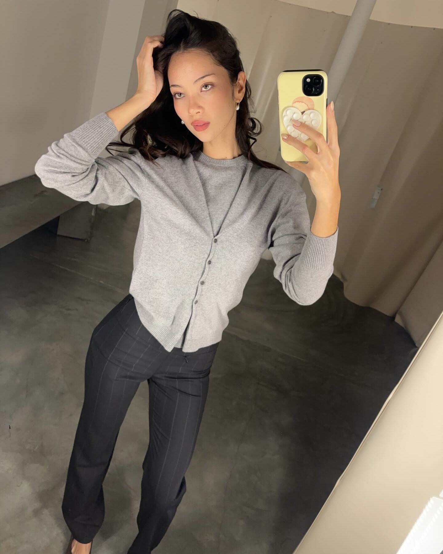 가디건으로 온기 더해봐☕️
산뜻한 봄 데일리 코디, 미리 준비해보세요🌷🤍
봄이 되면 더 자주 손이 갈 아이템, 바로 가디건입니다. 단추를 잠그면 니트처럼 단정하게, 풀어 입으면 아우터처럼 자연스럽게 연출할 수 있는데요. 컬러 가디건 하나만 더해도 룩이 산뜻해져 데일리 코디에 활용도가 높습니다.
슬림한 가디건엔 와이드 팬츠를, 미디 스커트엔 단정한 플랫이나 로퍼를 더해보세요. 가디건 하나로 캐주얼부터 단정함까지 폭넓게 즐길 수 있으니, 봄 코디 시작템으로 참고해보세요. 이미지8