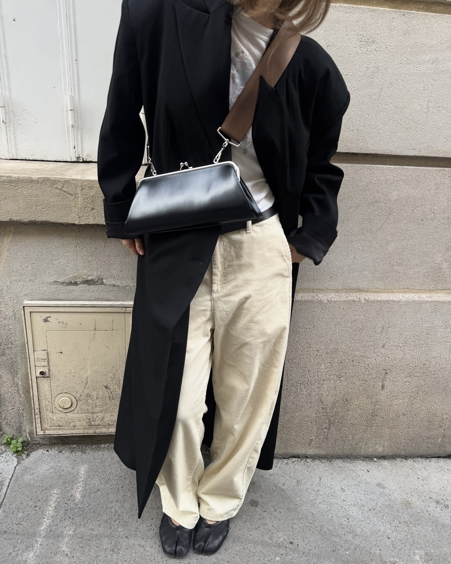 트렌드 컬러 화이트로 깔끔하게🤍
실패 없는 톤업 화이트 팬츠로 데일리룩 완성🦢💡 이미지3