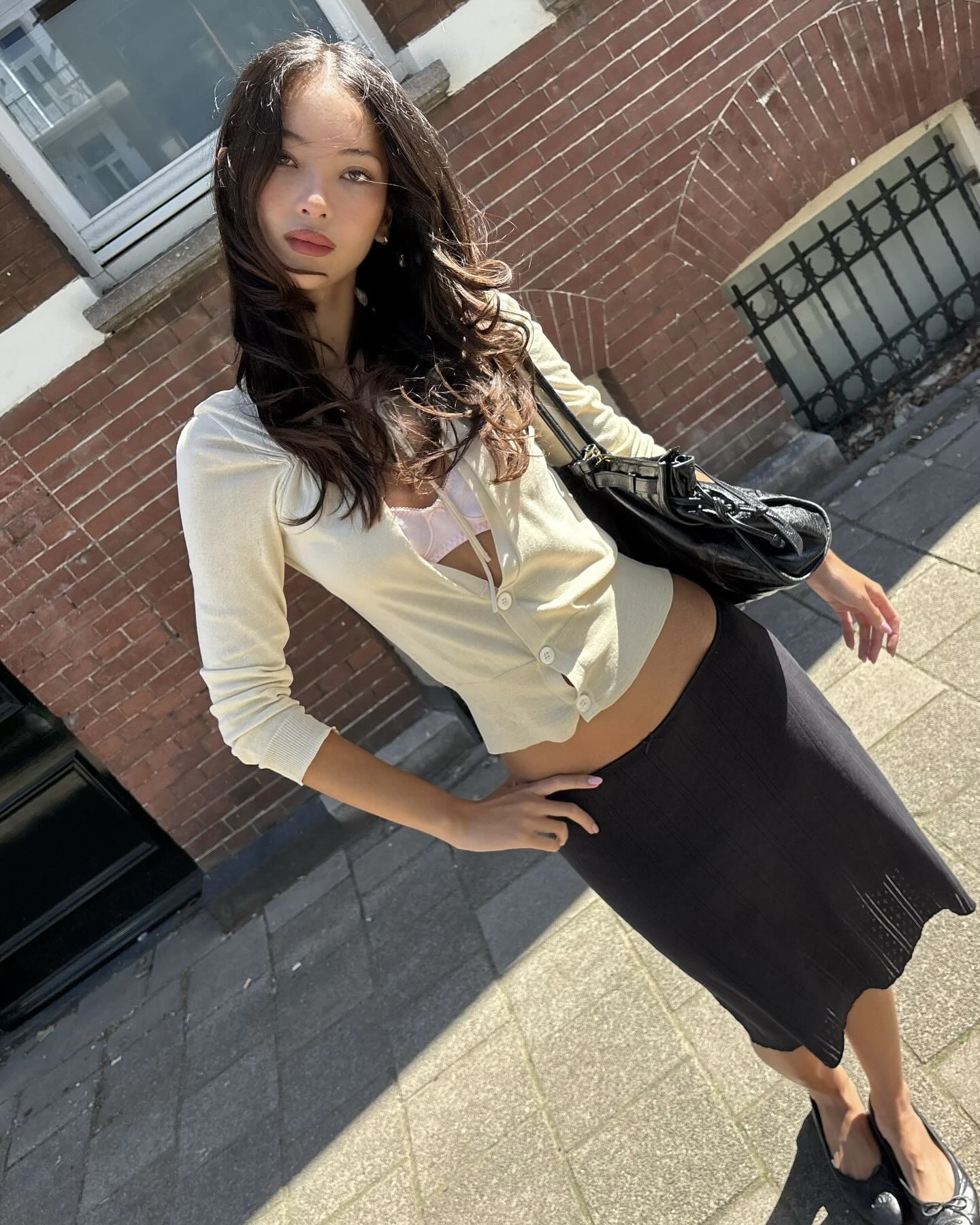 가디건으로 온기 더해봐☕️
산뜻한 봄 데일리 코디, 미리 준비해보세요🌷🤍
봄이 되면 더 자주 손이 갈 아이템, 바로 가디건입니다. 단추를 잠그면 니트처럼 단정하게, 풀어 입으면 아우터처럼 자연스럽게 연출할 수 있는데요. 컬러 가디건 하나만 더해도 룩이 산뜻해져 데일리 코디에 활용도가 높습니다.
슬림한 가디건엔 와이드 팬츠를, 미디 스커트엔 단정한 플랫이나 로퍼를 더해보세요. 가디건 하나로 캐주얼부터 단정함까지 폭넓게 즐길 수 있으니, 봄 코디 시작템으로 참고해보세요. 이미지3