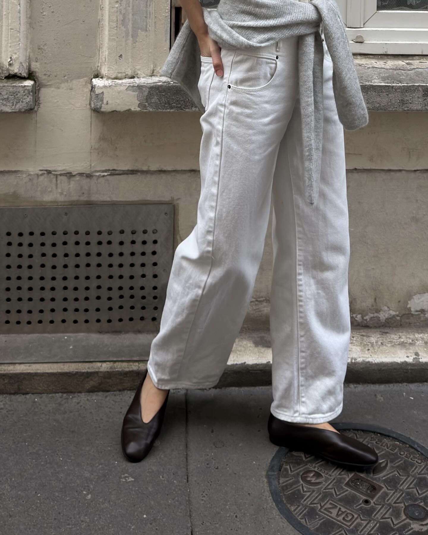 트렌드 컬러 화이트로 깔끔하게🤍
실패 없는 톤업 화이트 팬츠로 데일리룩 완성🦢💡 이미지2