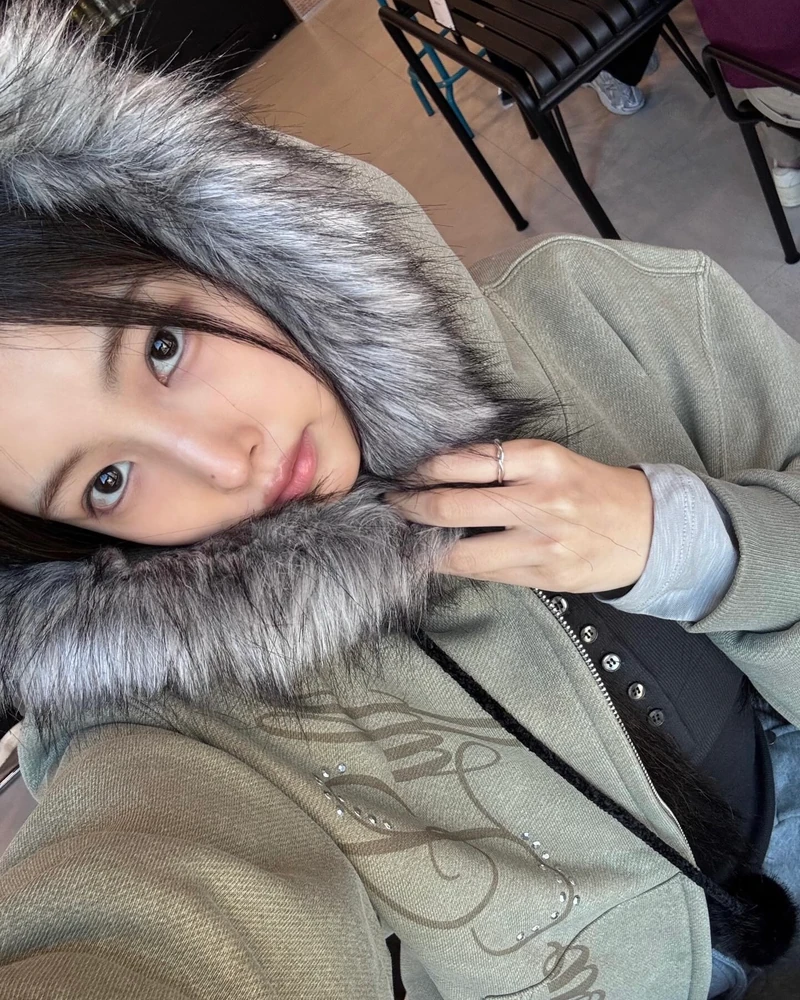 봄까지 이어질 퍼 후드 유행?🔥
소두핏은 기본, 보온력까지 완벽💚👍🏻 후드집업에 퍼 달아야 해
최근 해외는 물론 국내 셀럽들 사이에서도 퍼 트리밍 후드가 자주 보이는데요. 부드러운 퍼와 풍성한 후드 디자인이 돋보이는 시크하면서도 키치한 매력을 지닌 아우터가 돌아왔습니다.
강혜원이 착용한 라티젠 스노우 퍼 후드집업은 빈티지한 피그먼트 소재와 그래픽 디테일, 퍼 트리밍 후드가 어우러져 Y2K 감성이 느껴지죠. 심플한 후드집업이 질렸다면, 이 아이템으로 스타일 변화를 시도해 보세요. 이미지2