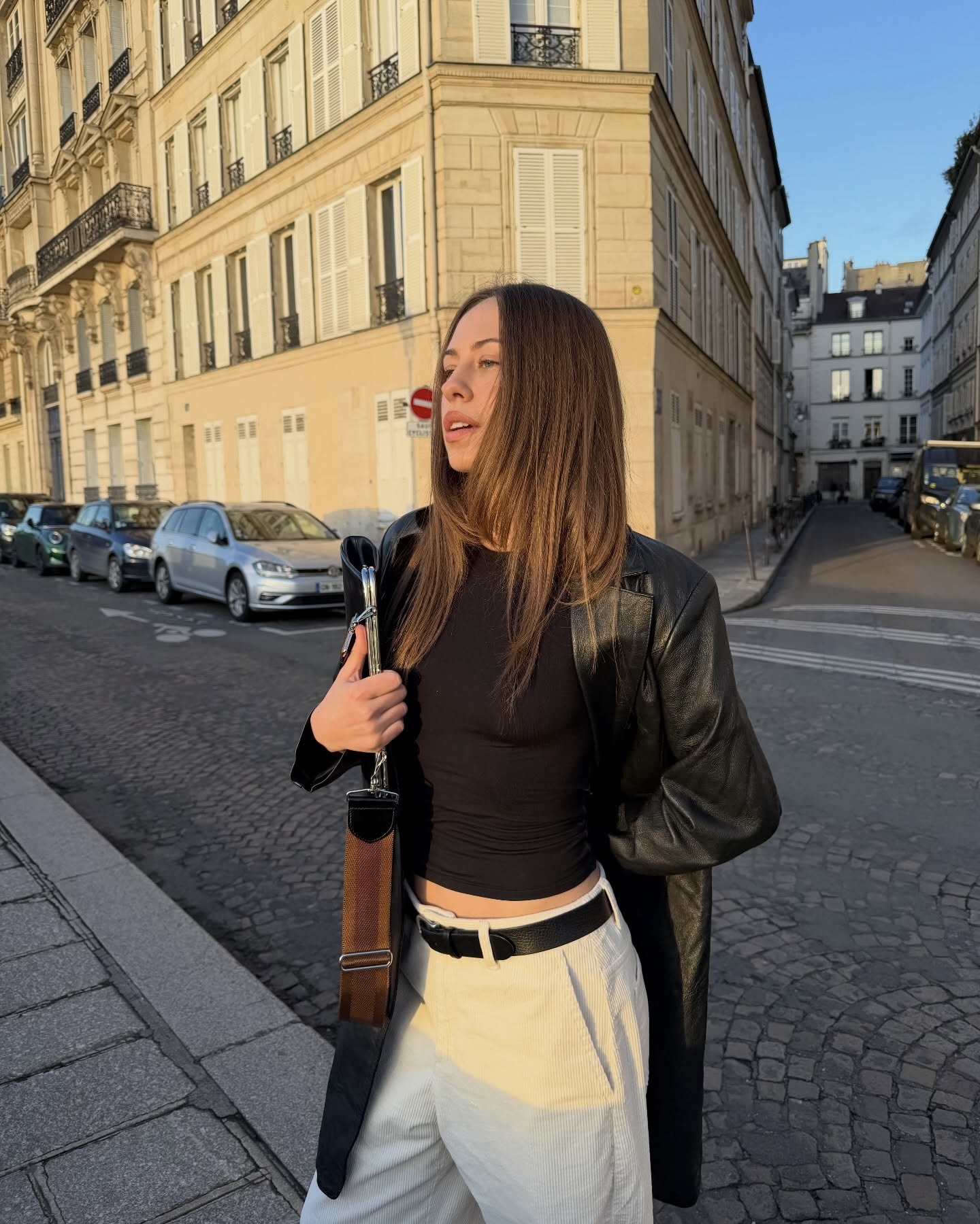 트렌드 컬러 화이트로 깔끔하게🤍
실패 없는 톤업 화이트 팬츠로 데일리룩 완성🦢💡 이미지7