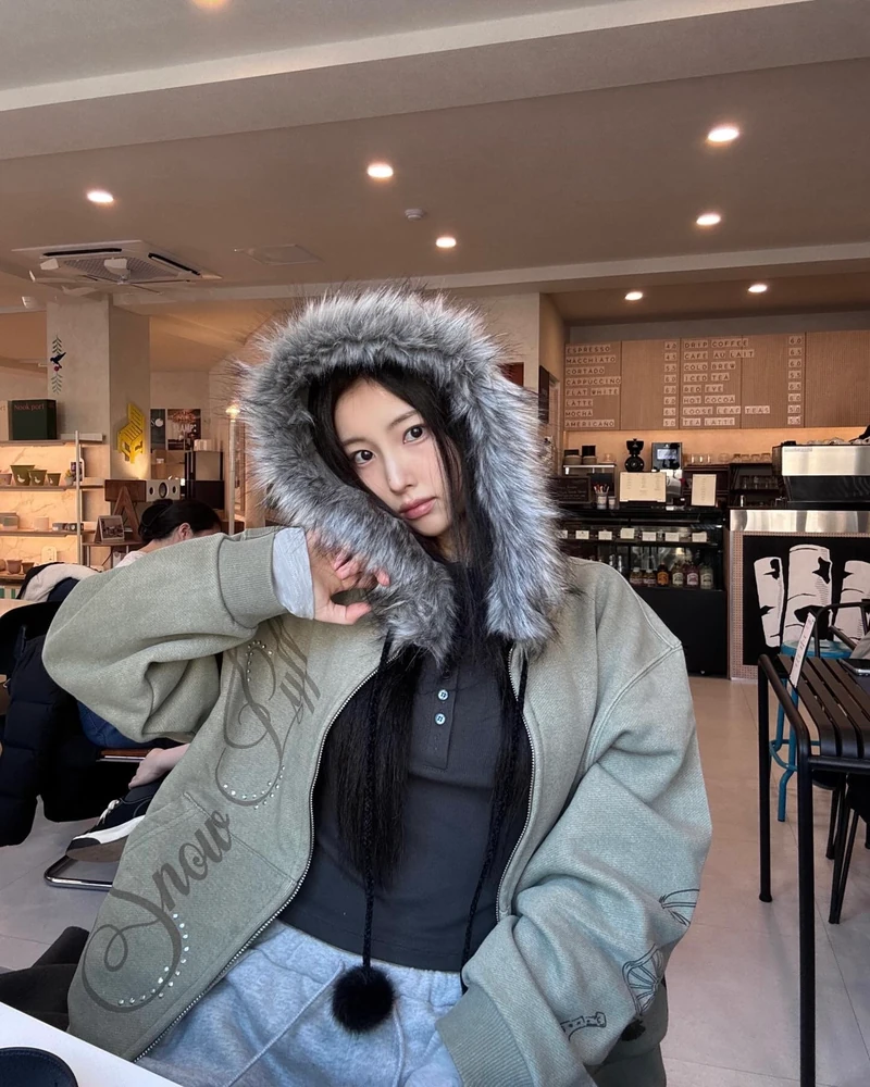 봄까지 이어질 퍼 후드 유행?🔥
소두핏은 기본, 보온력까지 완벽💚👍🏻 후드집업에 퍼 달아야 해
최근 해외는 물론 국내 셀럽들 사이에서도 퍼 트리밍 후드가 자주 보이는데요. 부드러운 퍼와 풍성한 후드 디자인이 돋보이는 시크하면서도 키치한 매력을 지닌 아우터가 돌아왔습니다.
강혜원이 착용한 라티젠 스노우 퍼 후드집업은 빈티지한 피그먼트 소재와 그래픽 디테일, 퍼 트리밍 후드가 어우러져 Y2K 감성이 느껴지죠. 심플한 후드집업이 질렸다면, 이 아이템으로 스타일 변화를 시도해 보세요. 이미지1