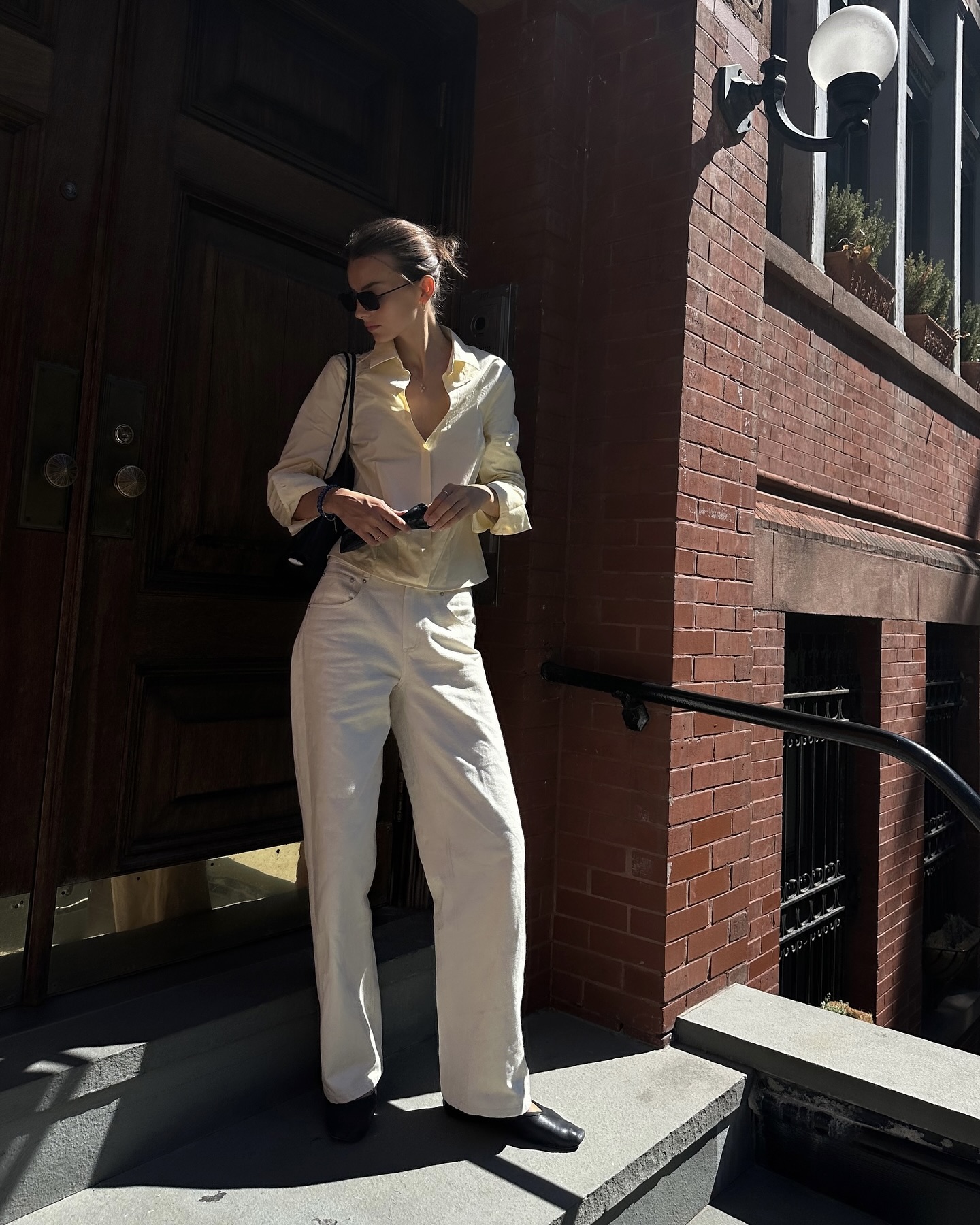 트렌드 컬러 화이트로 깔끔하게🤍
실패 없는 톤업 화이트 팬츠로 데일리룩 완성🦢💡 이미지8