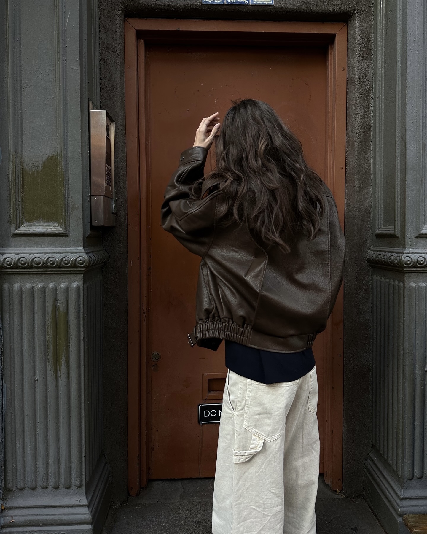 트렌드 컬러 화이트로 깔끔하게🤍
실패 없는 톤업 화이트 팬츠로 데일리룩 완성🦢💡 이미지6